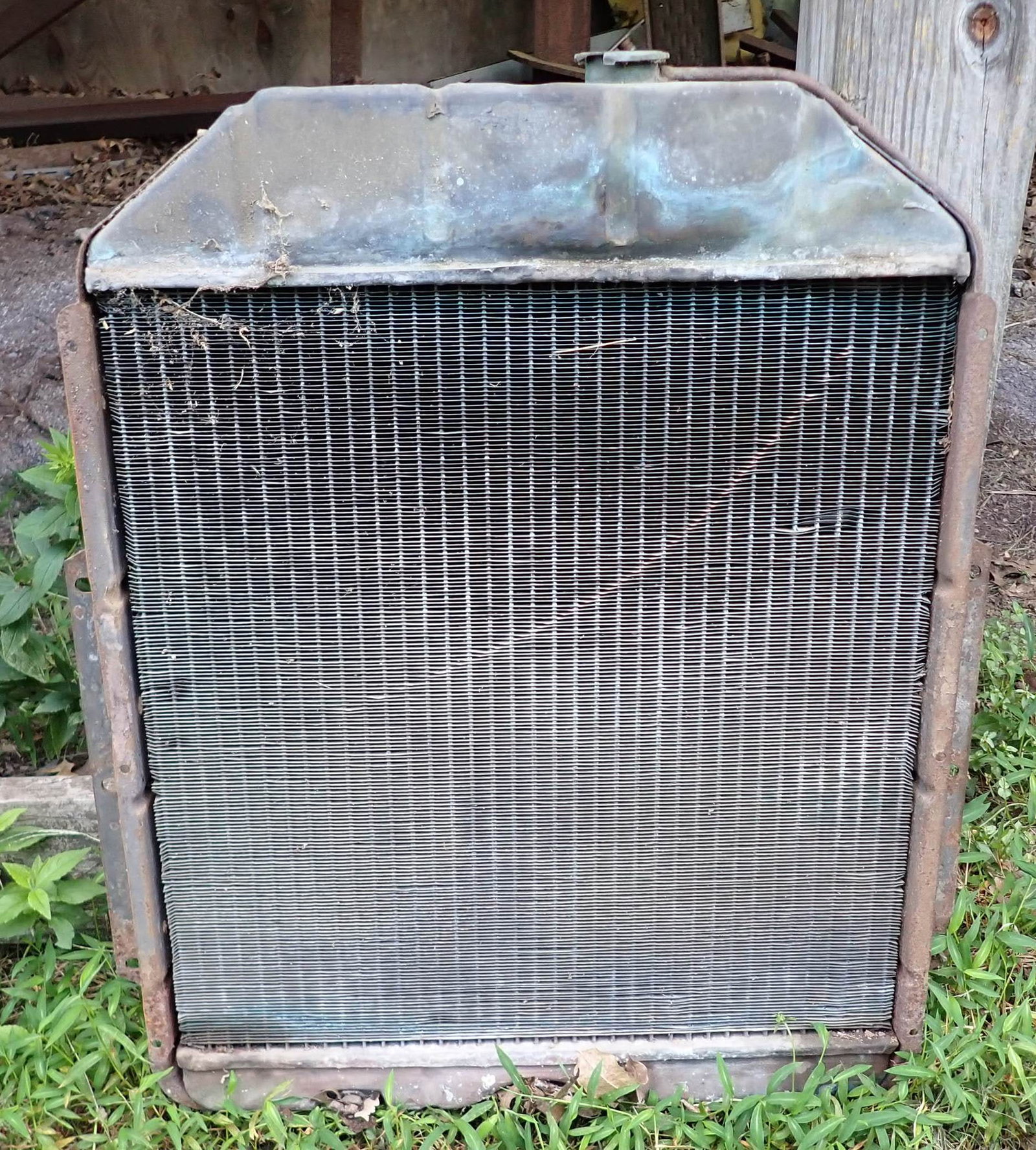 1951 Ford Radiator: No shipping !