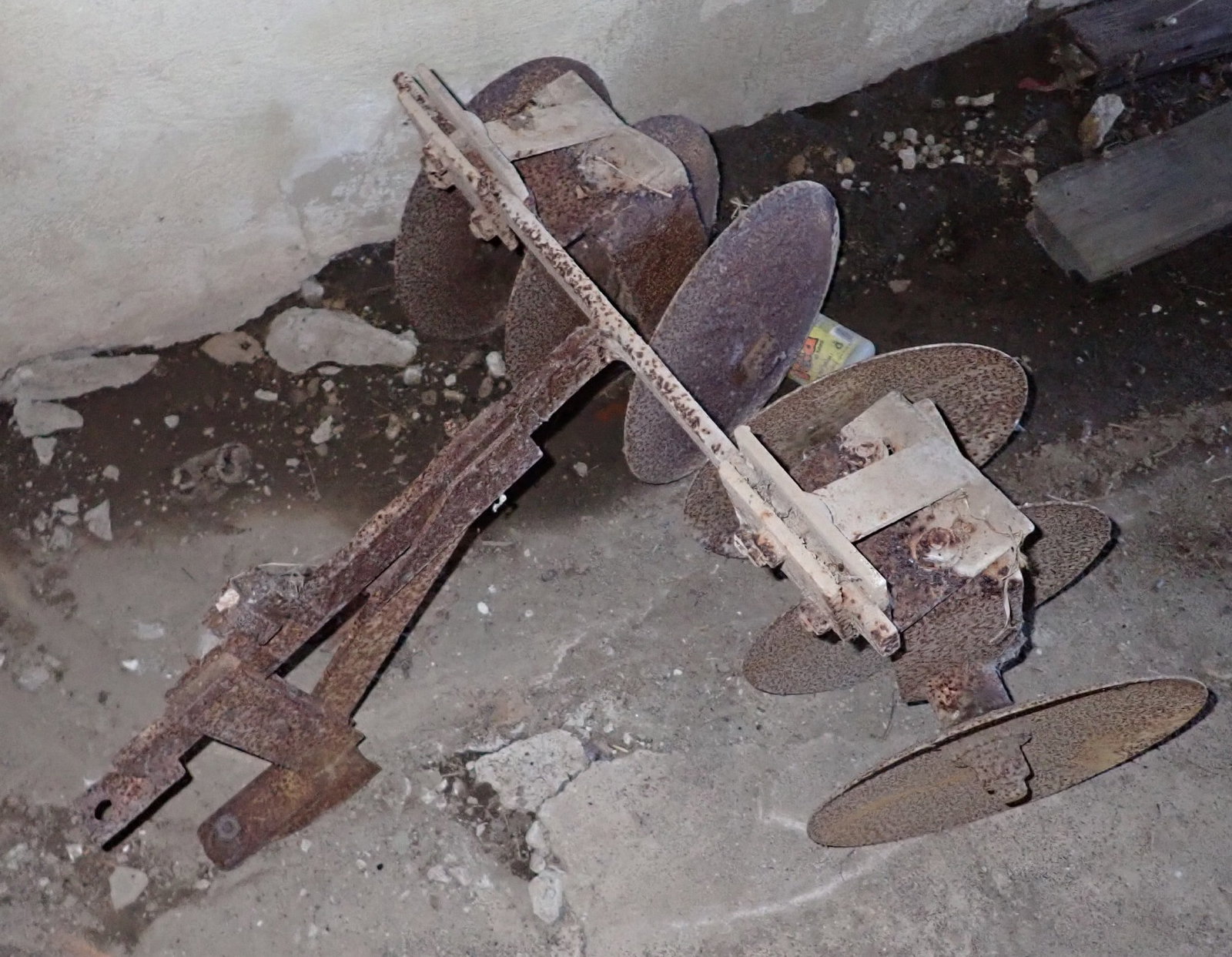Garden Tractor Cultivator: Apprx 28" long. You will need a 4x4 to remove. NO SHIPPING !