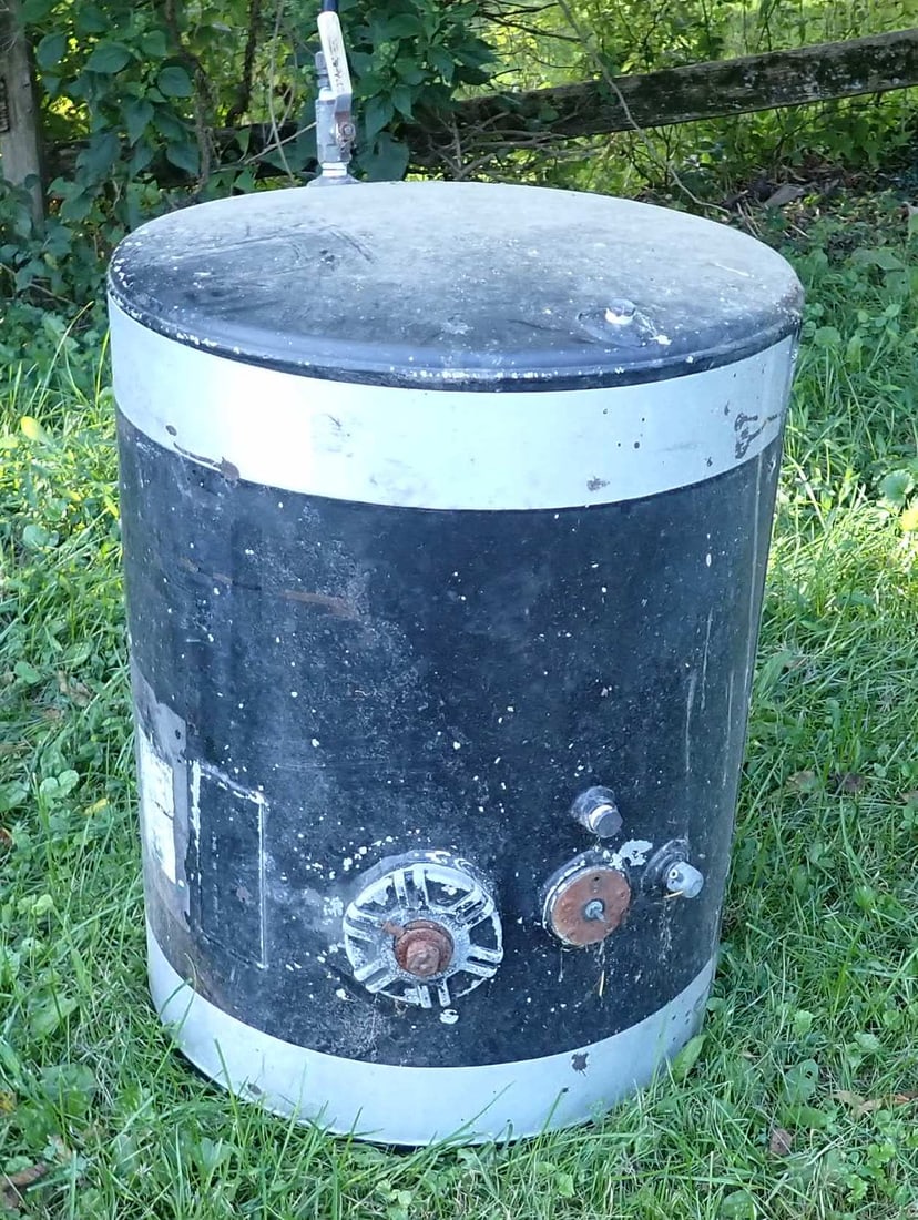 Aluminum Fuel Tank: Approx 22" in diameter x 29". No shipping ! Must have a 4x4 to pick up