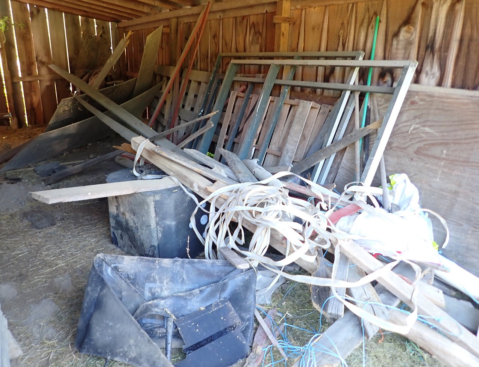 Scrap Lumber & Aluminum: There were bees in here , not sure if they still are or not. You will need a 4x4 to remove. NO SHIPPING ! Take what you want and leave the rest