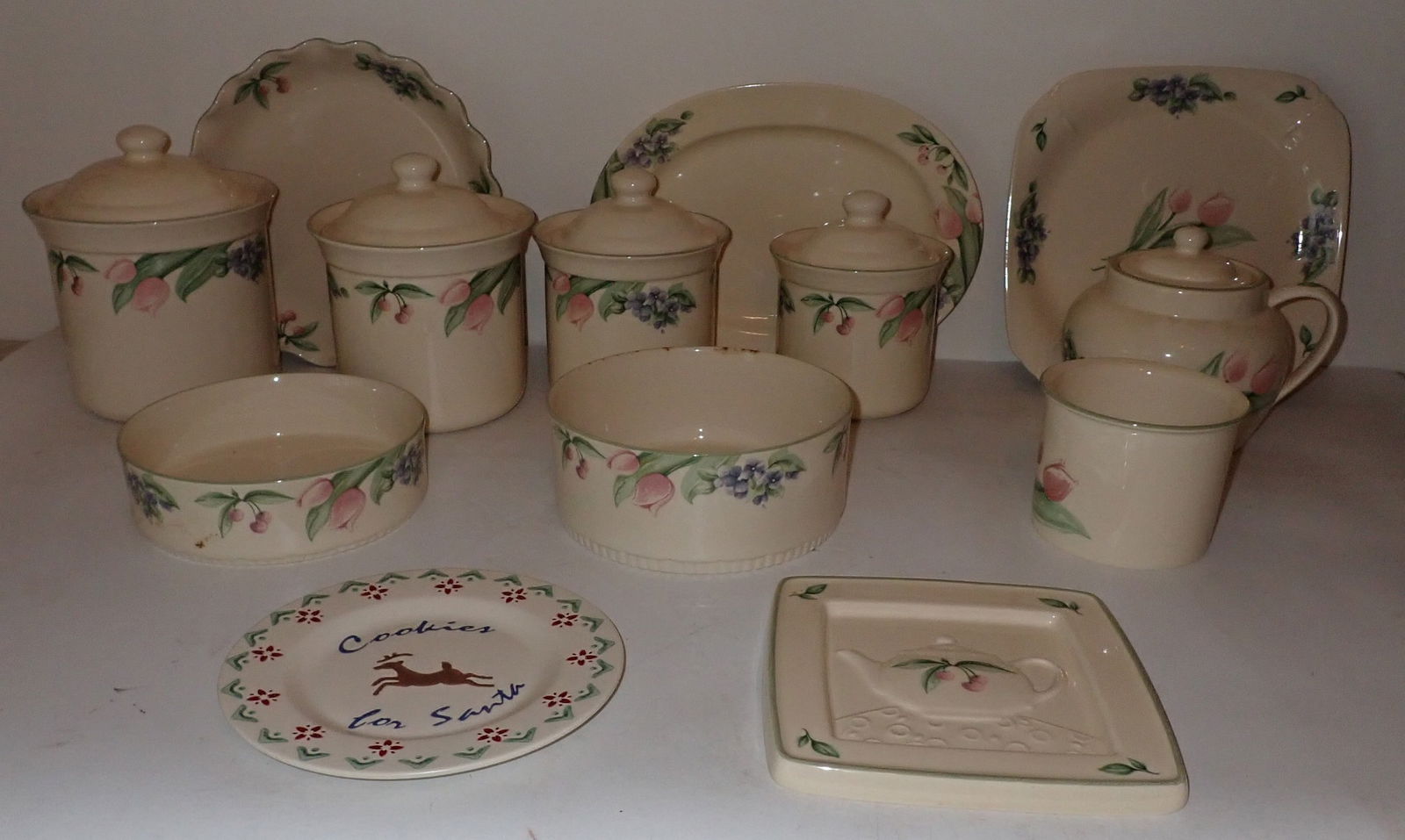Pfaltzgraff Canisters Platters Plate Casseroles (1 of 5)