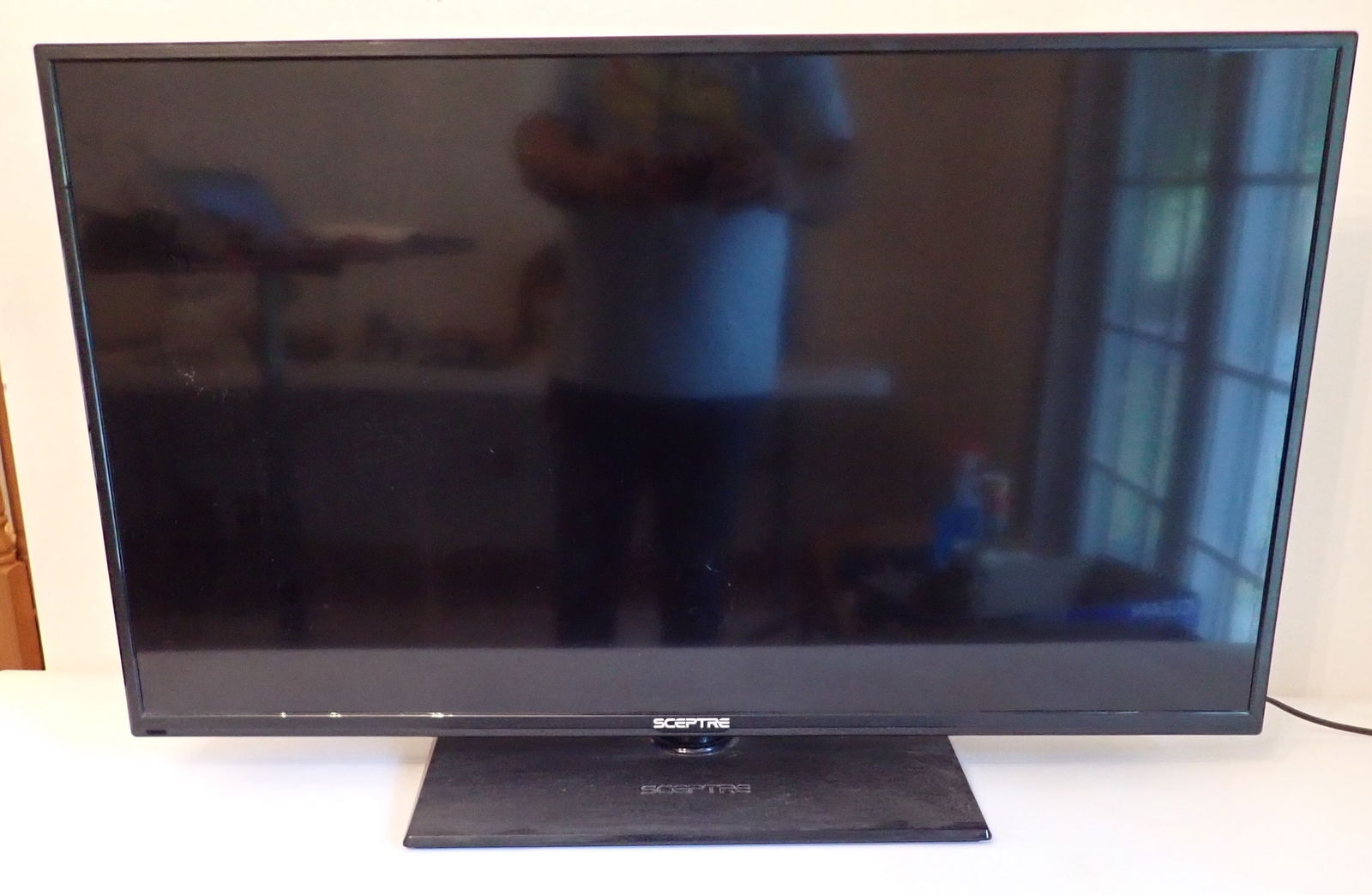 Sceptre 40" TV (1 of 2)