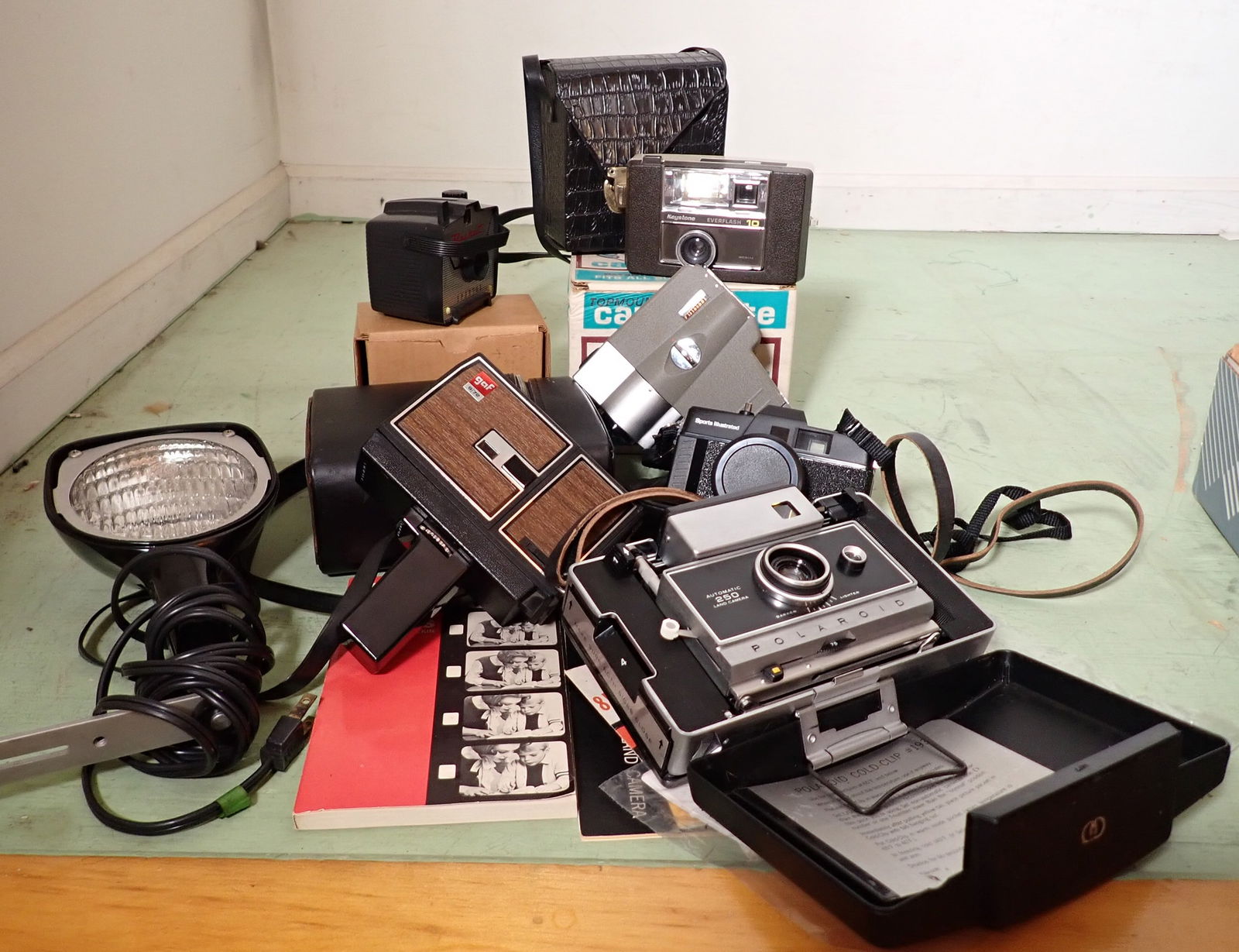 Polaroid 250 Misc Cameras & Accessories (1 of 5)