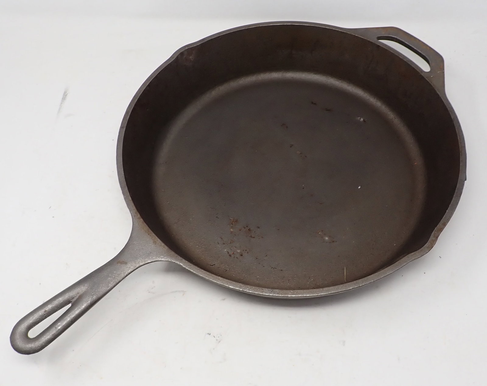 Lodge 12SK Cast Iron Skillet: Approx 13 1/2" in diameter