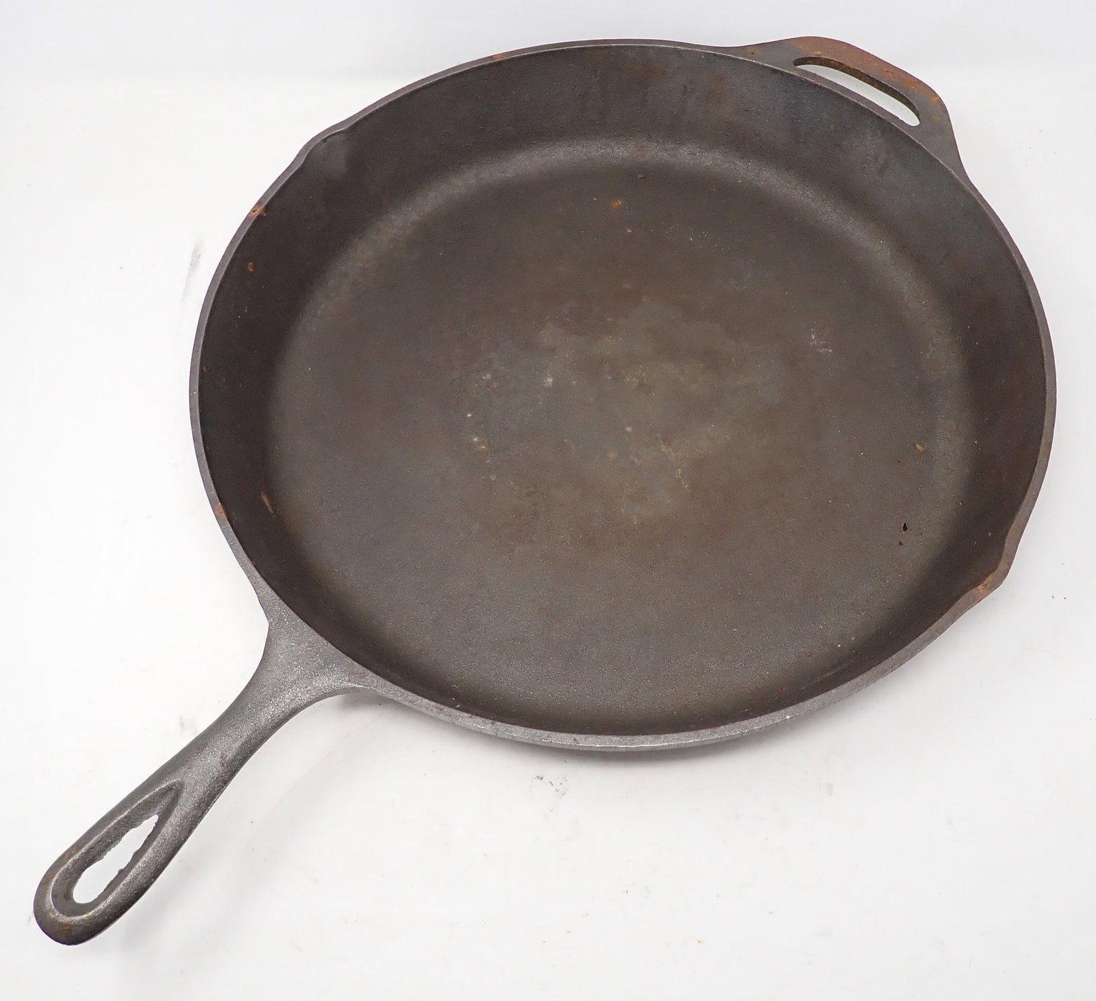 Lodge 14SK Cast Iron Skillet: Approx 15 1/2" in diameter
