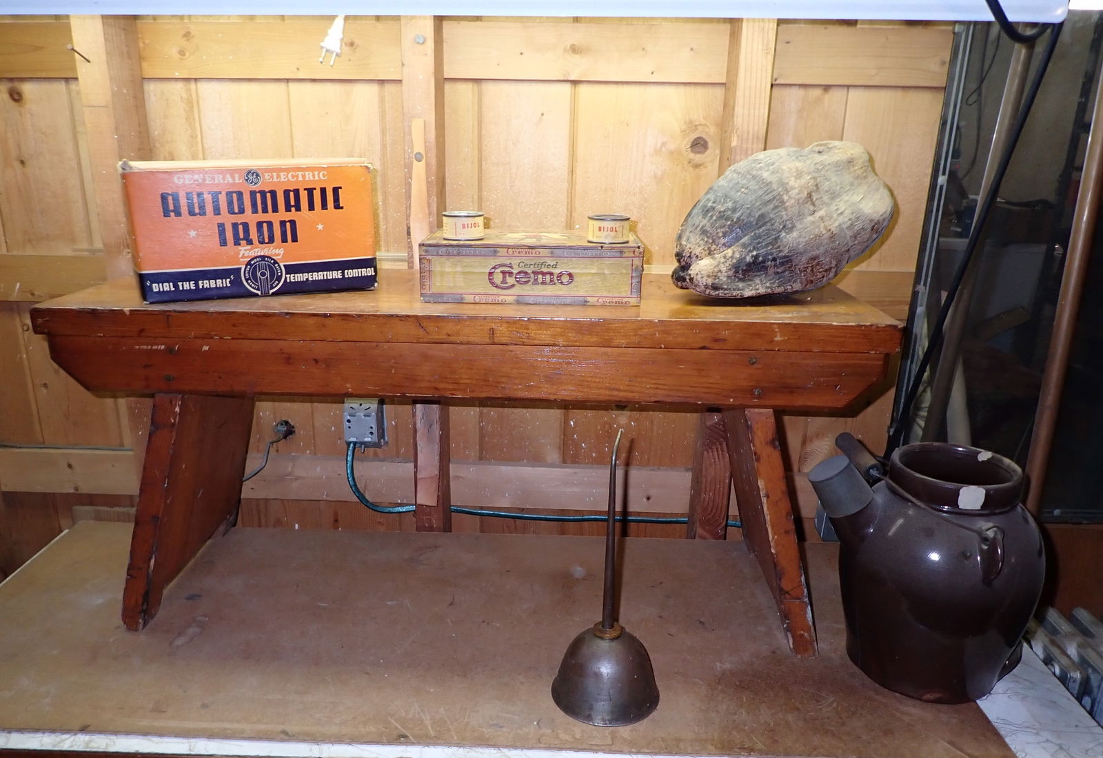 Bench Oil Can GE Iron (1 of 7)