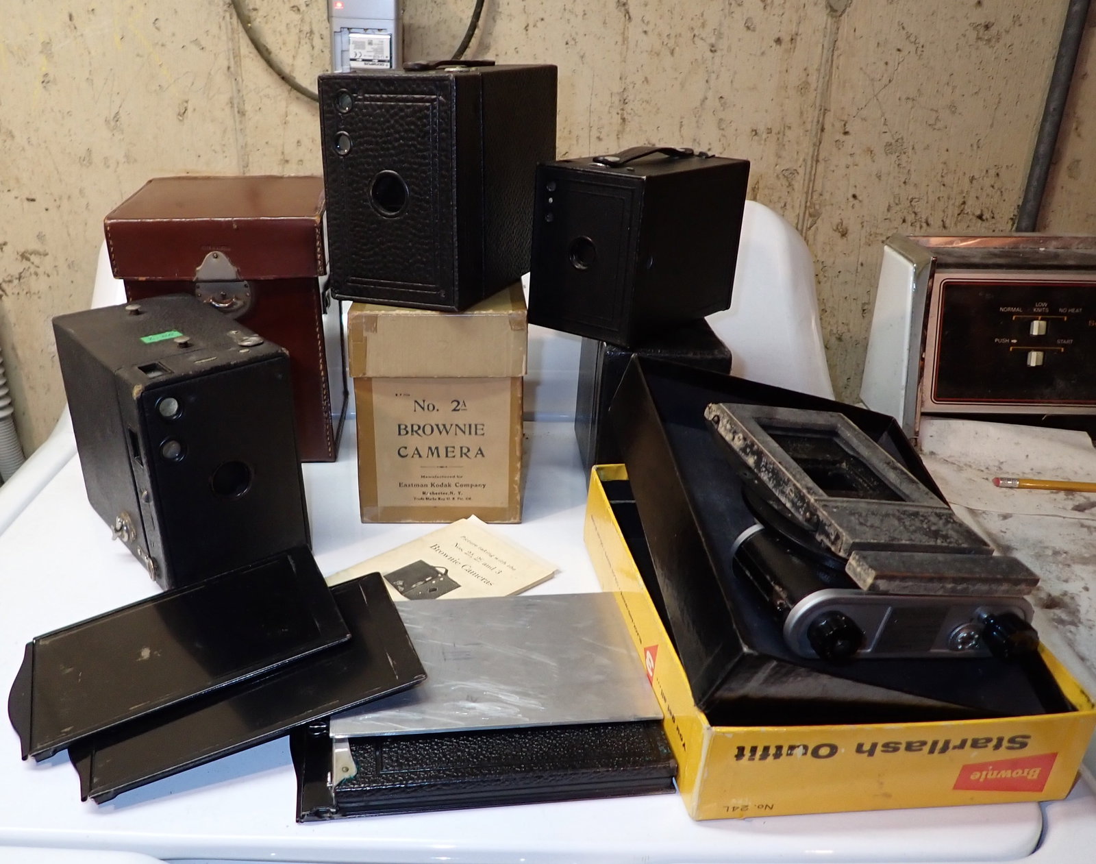 Kodak 2A Brownie Misc Box Cameras (1 of 7)