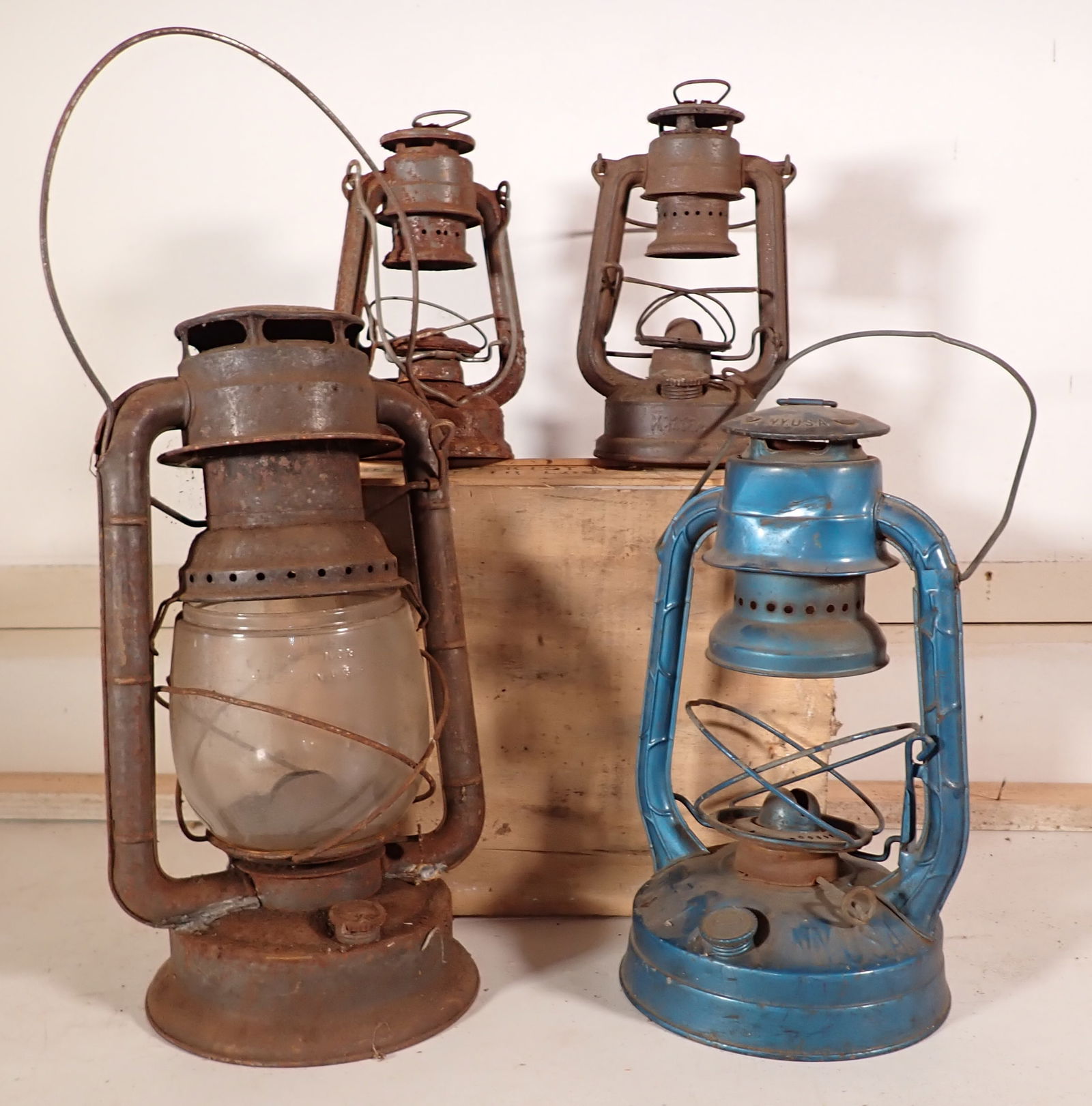 Tubular Barn / Railroad Lanterns (1 of 5)