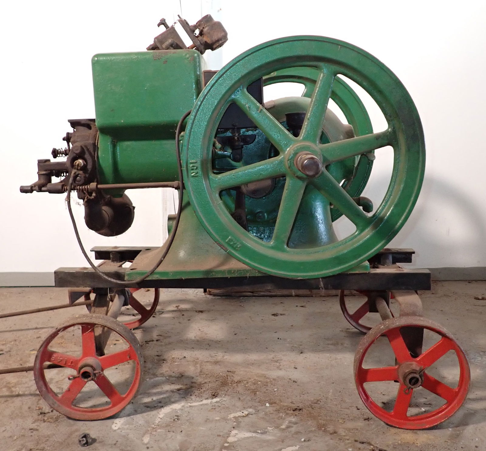 International Harvester 1 1/2hp Hit & Miss Engine (1 of 13)