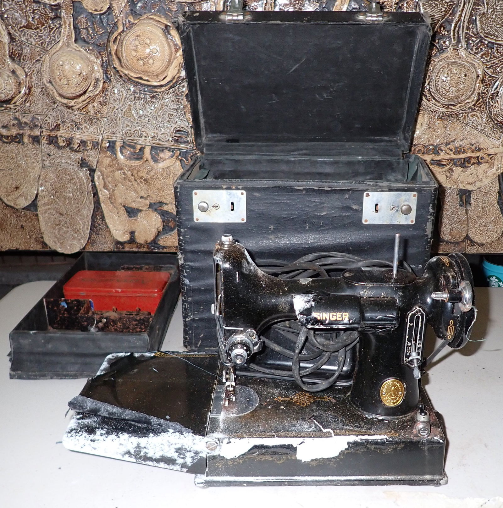 Singer Featherlight Sewing Machine (1 of 6)