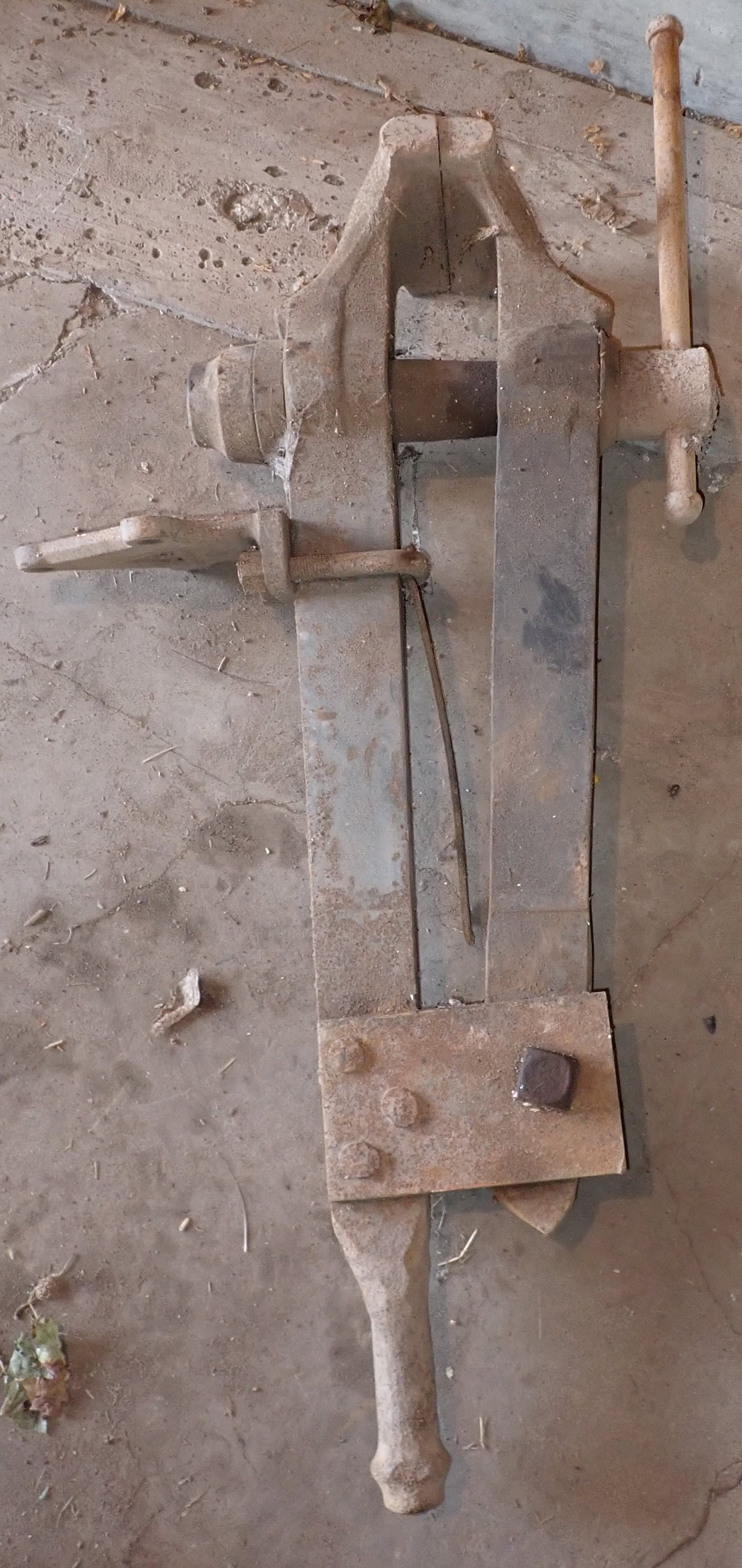 Columbian Blacksmith Post Vise w/ 8 1/2" Jaws (1 of 6)