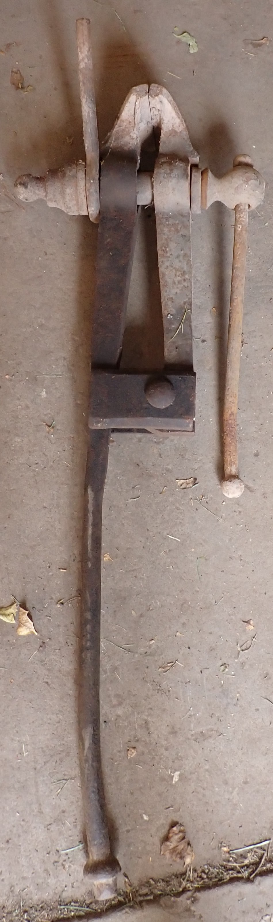 Blacksmith Post Vise (1 of 5)