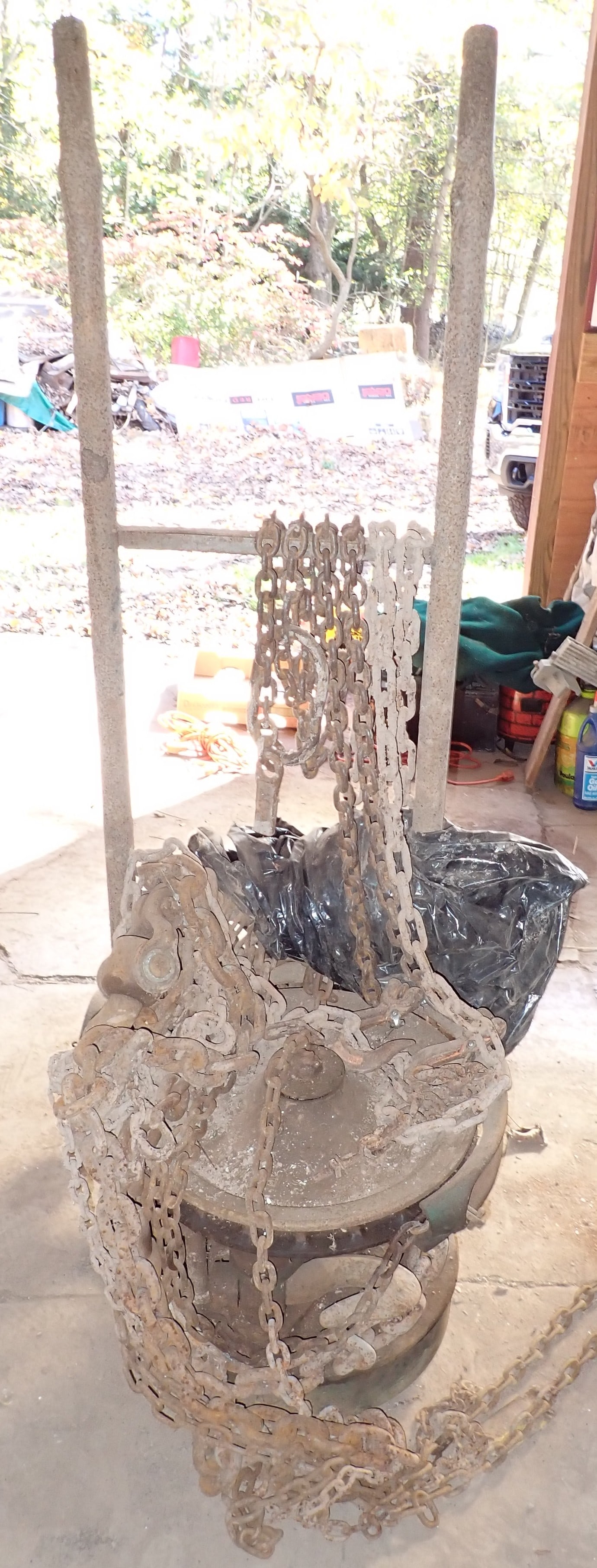 Huge Chain Hoist (1 of 4)