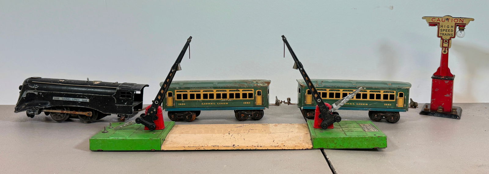 Lionel 1689E Locomotive 1692 Cars Gate & Signal (1 of 5)