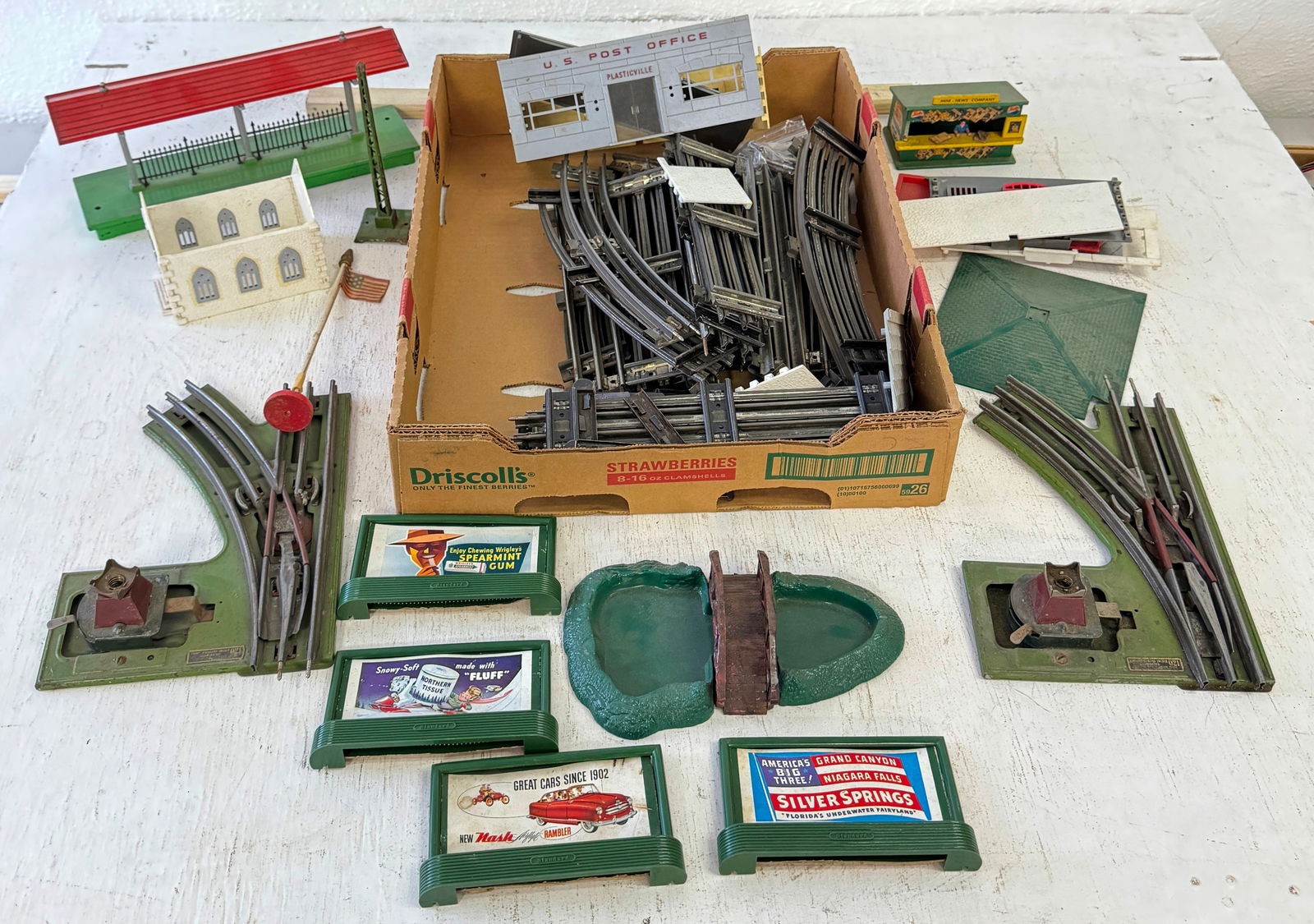 Lionel Switch Tracks Billboards & Misc (1 of 7)