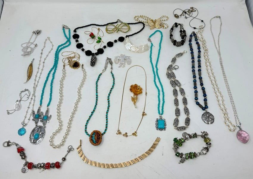 Brooches Necklaces Misc Jewelry (1 of 4)