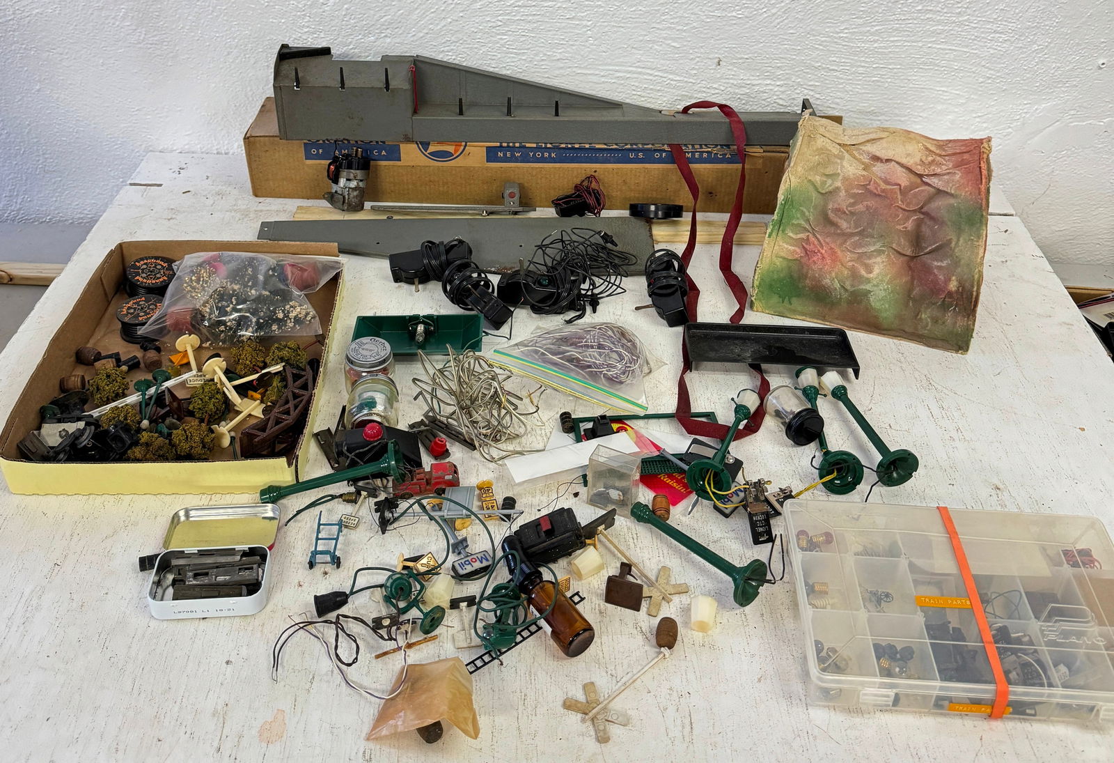 Lionel Lumber Loader Tunnel & Misc Accessories (1 of 8)