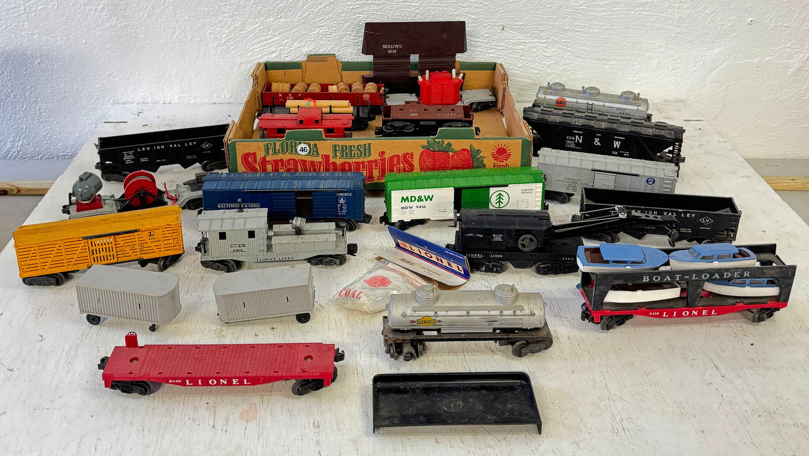 Lionel Crane Boat Loader Box Coal & Misc Cars (1 of 8)