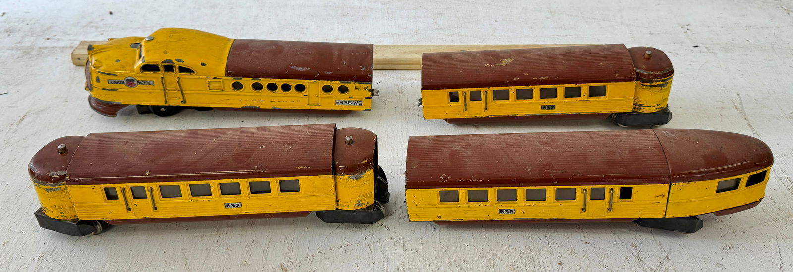 Lionel Union Pacific 636 637 638 Streamliner (1 of 8)