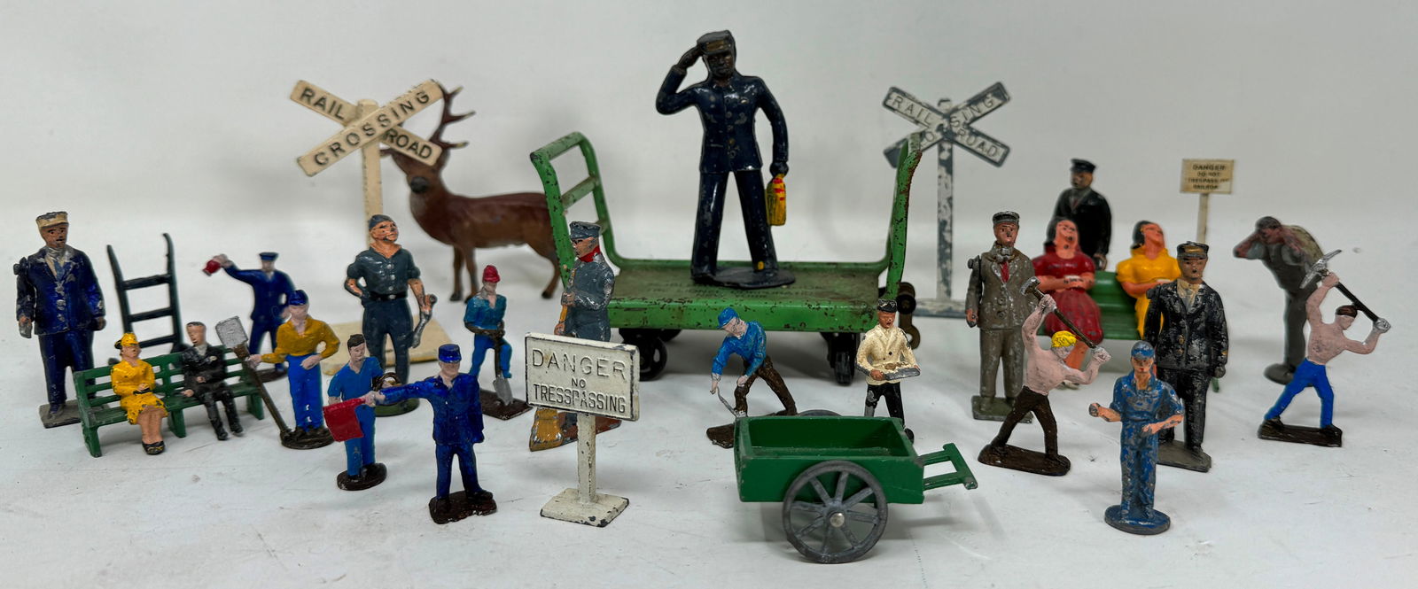 Lionel Luggage Car Misc Lead Figures (1 of 6)