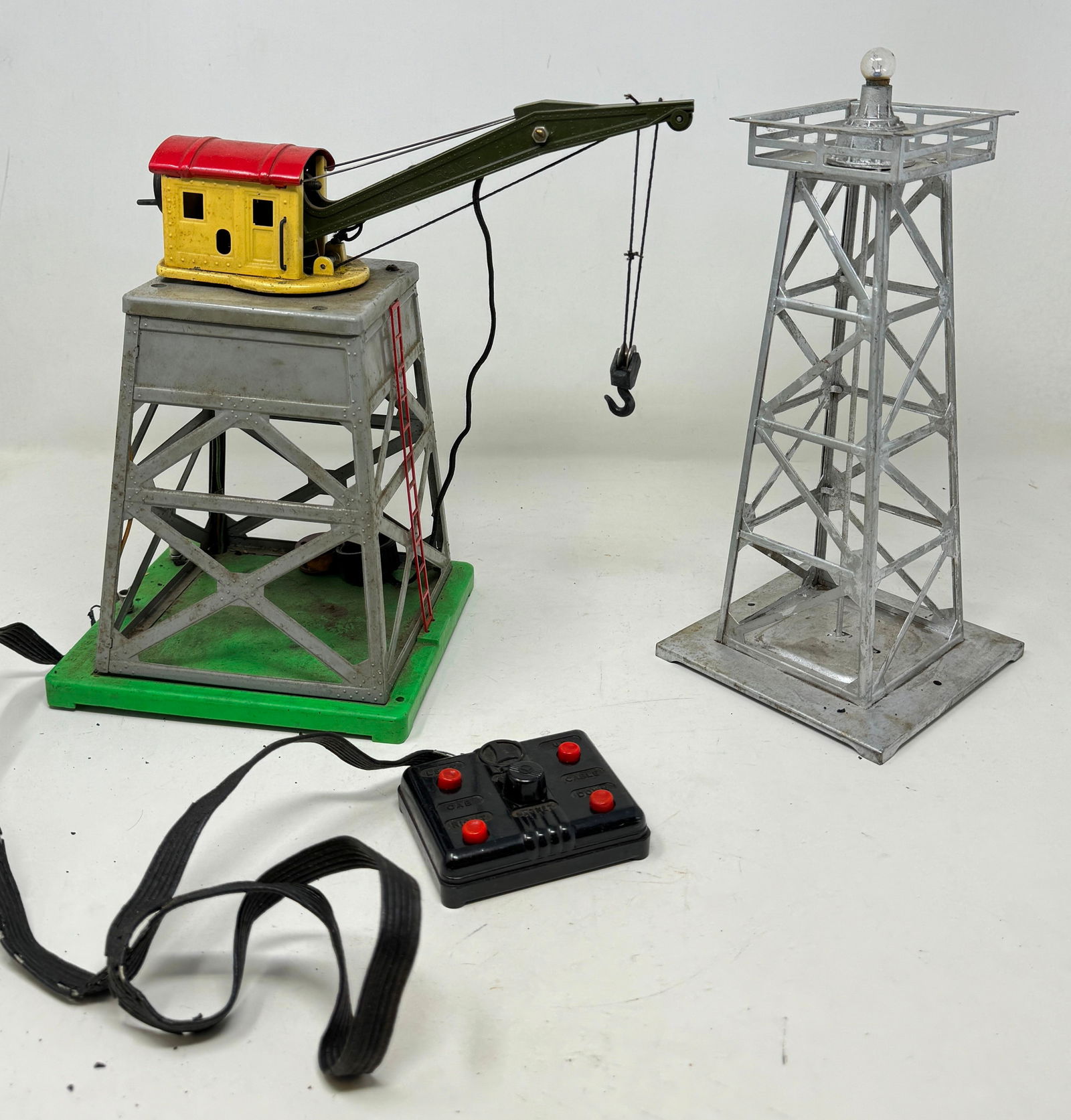 Beacon Light & Lionel 165 Operating Crane (1 of 4)