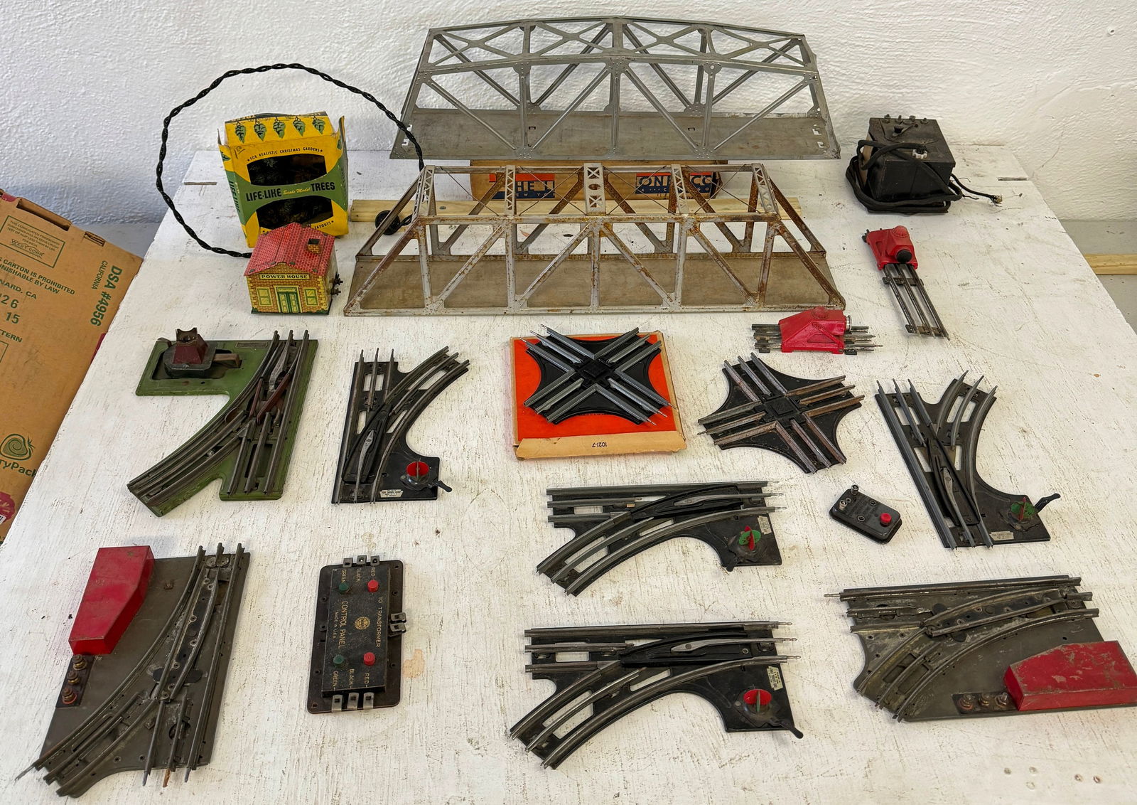 Bridges Lionel Crossovers Switchtracks Transformers & Misc (1 of 7)