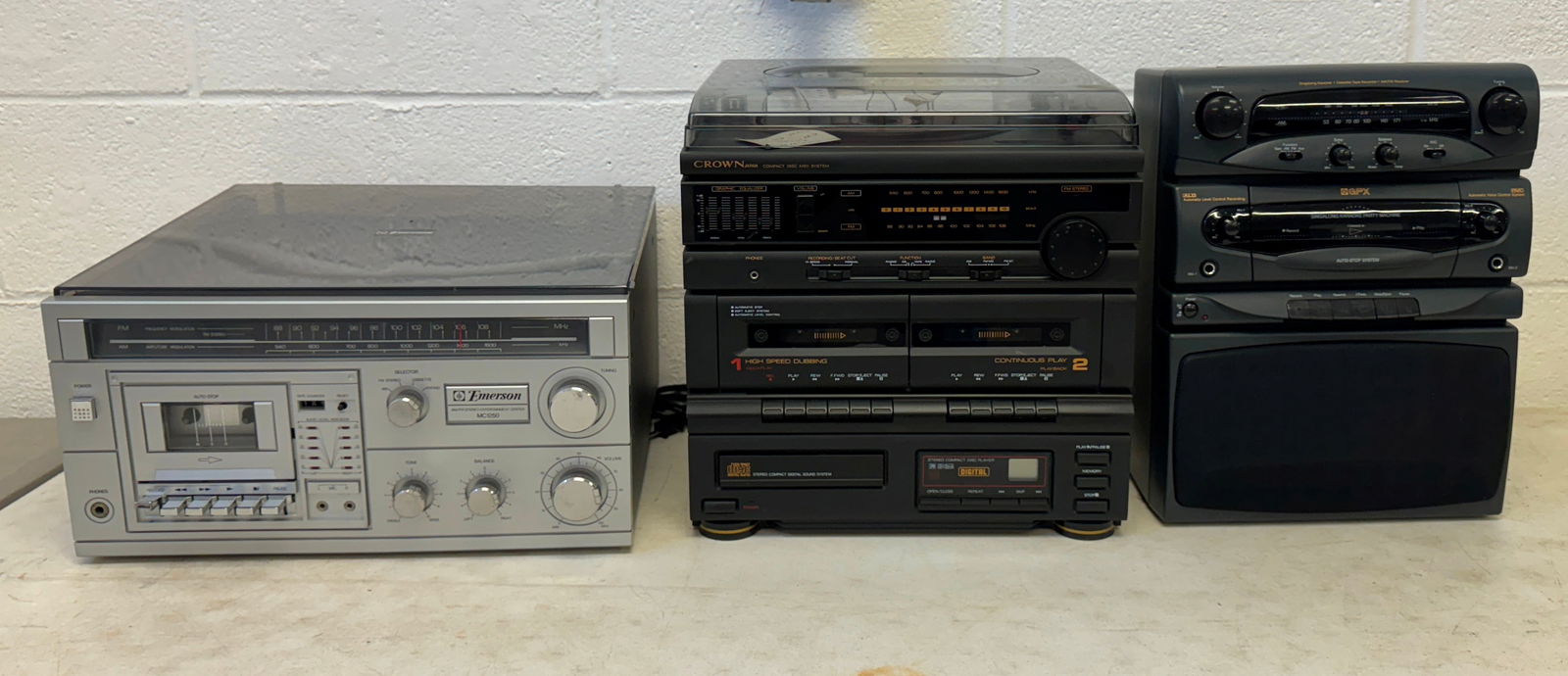 Emerson Crown Stereos GPX Karaoke Machine (1 of 4)