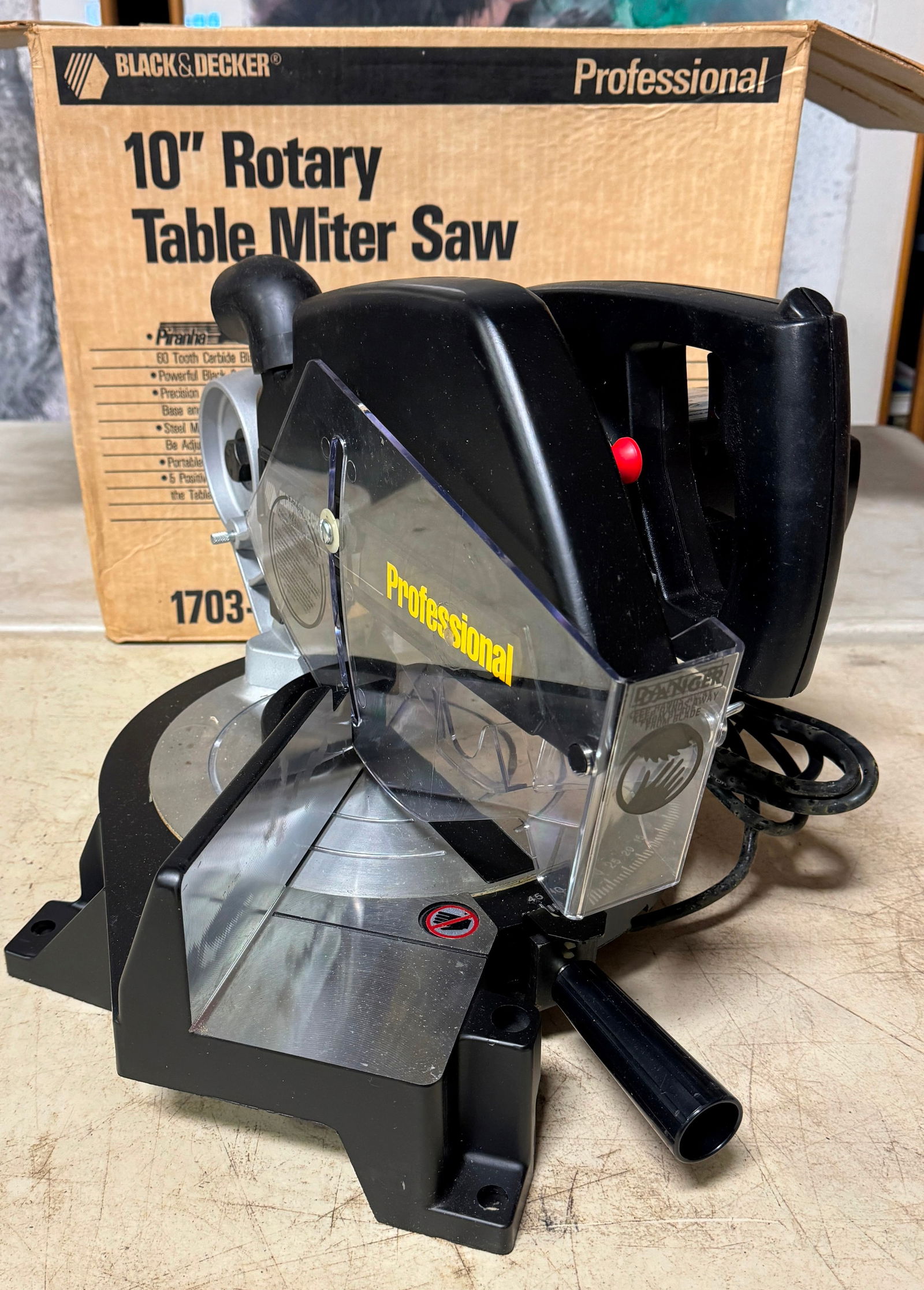 Black & Decker 10" Rotary Table Miter Saw (1 of 4)