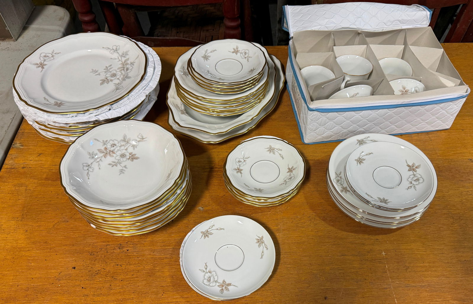 46 pcs John Haviland Bavaria Dinnerware (1 of 5)