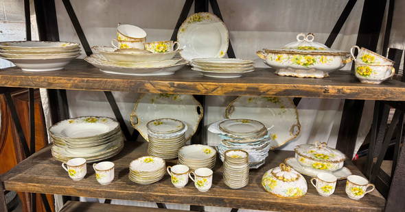 96 Pcs Limoges Dinnerware: Apprx 96pcs. No shipping