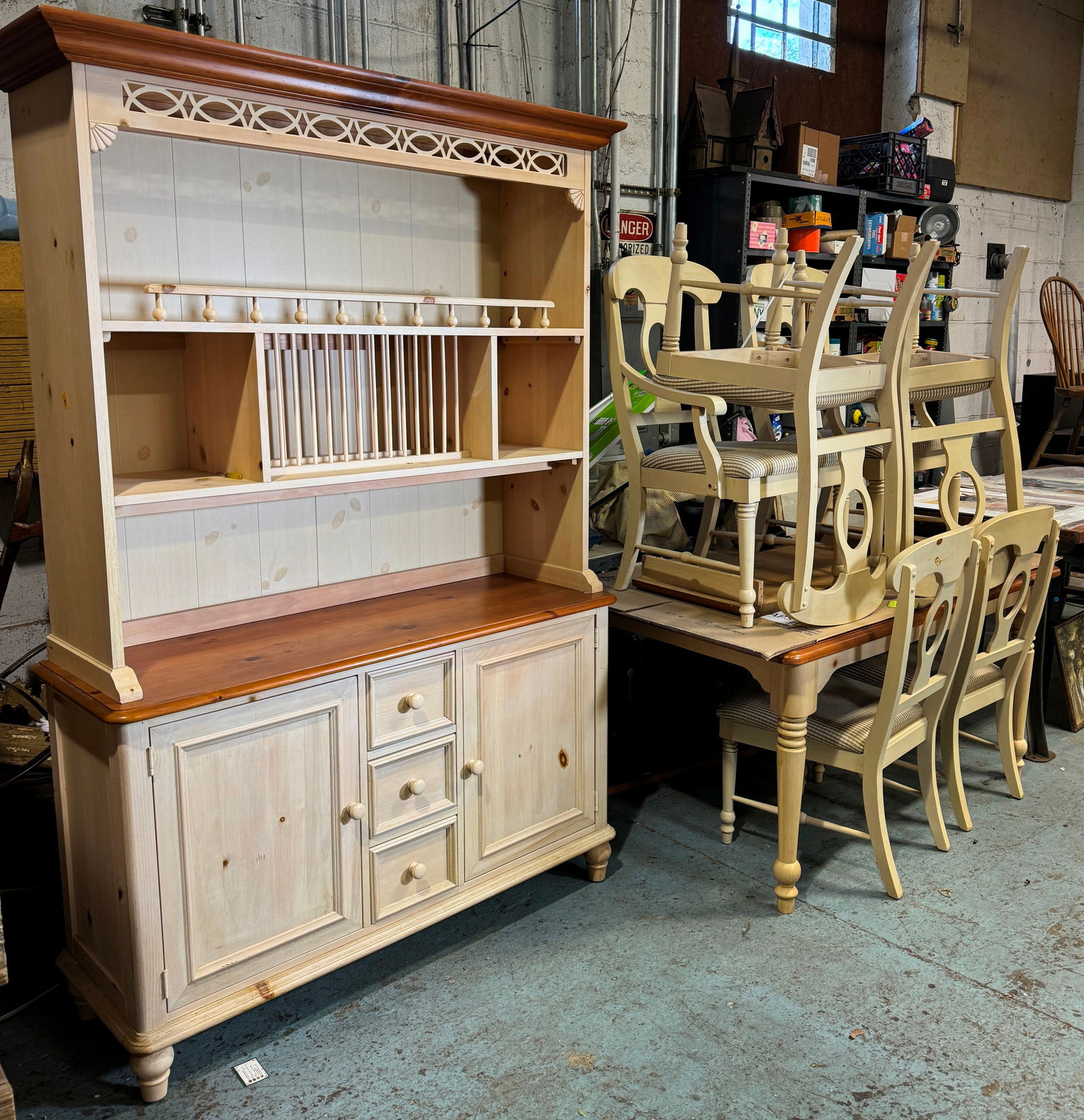 Broyhill dining 2024 room hutch