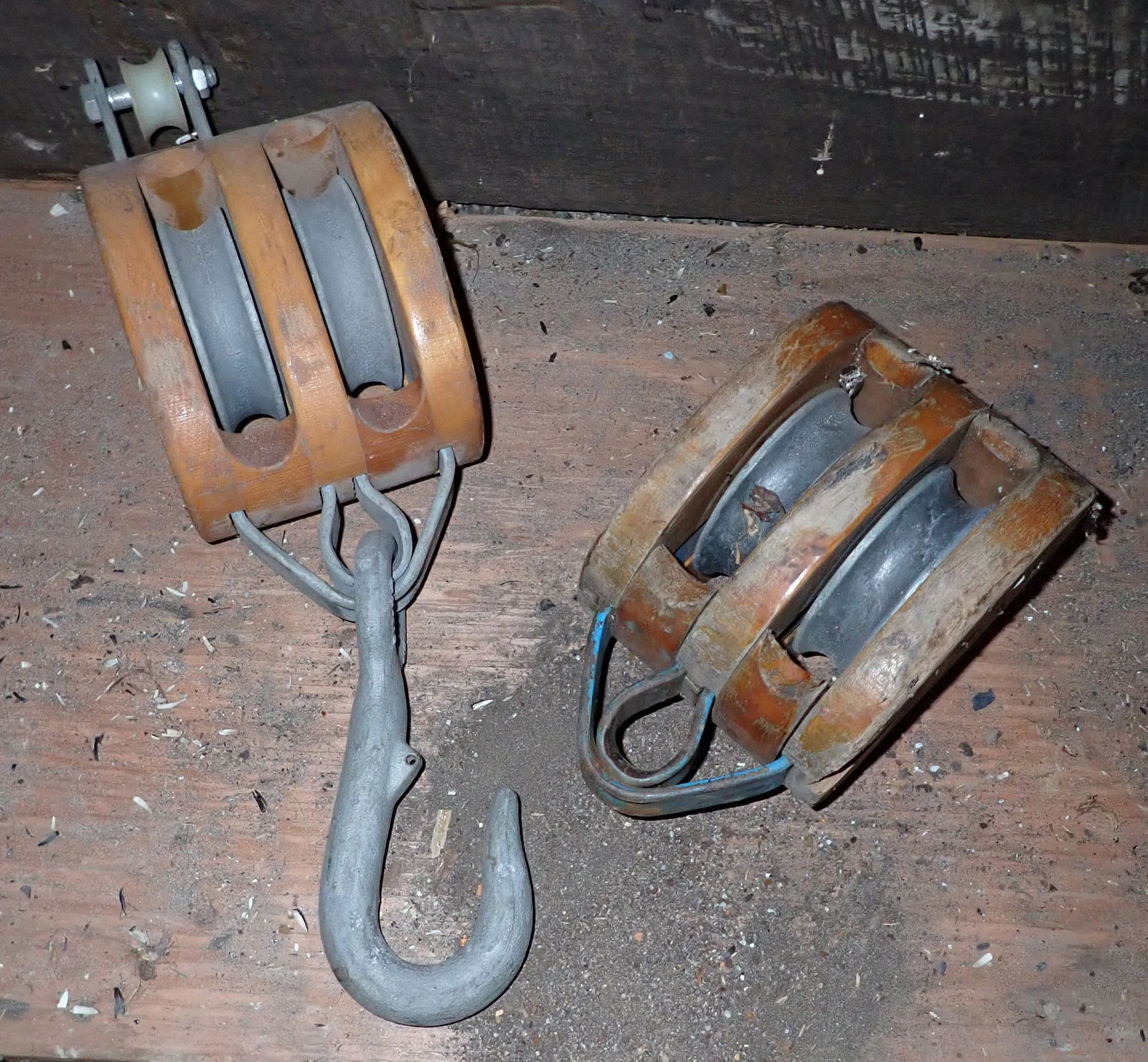 2 Wooden Blocks / Pulleys (1 of 4)