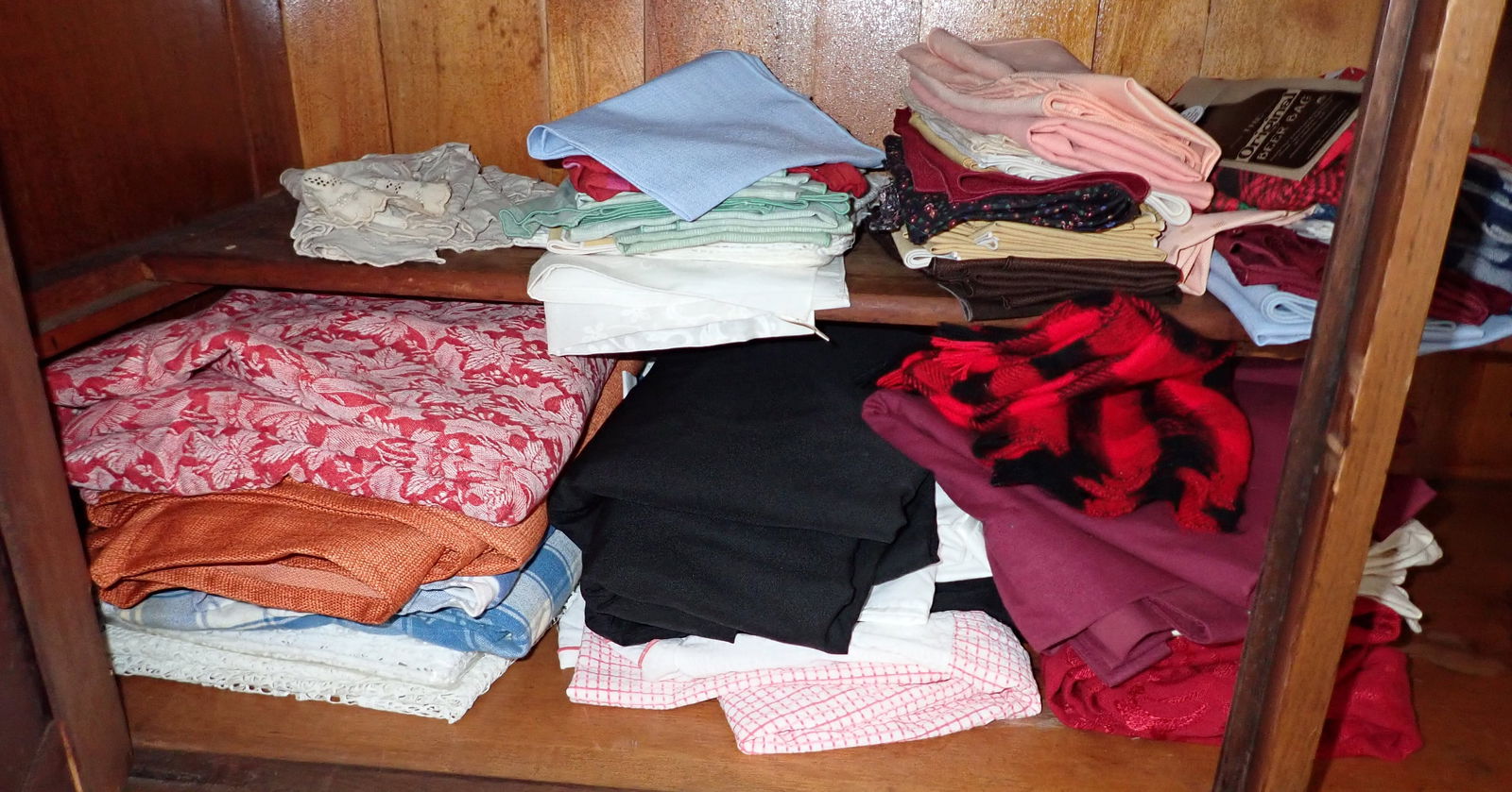 Tablecloths Napkins Misc Linens (1 of 2)