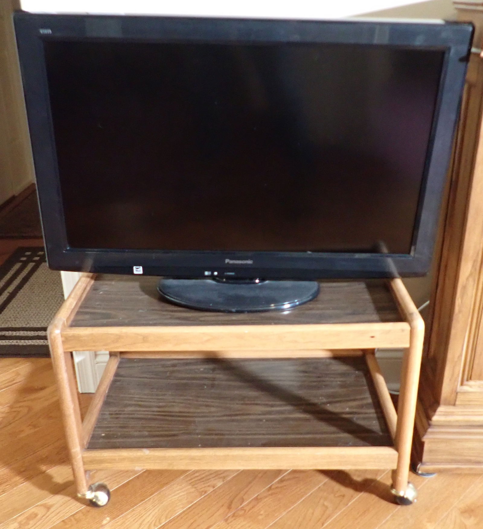 Panasonic 32" TV with Stand (1 of 3)