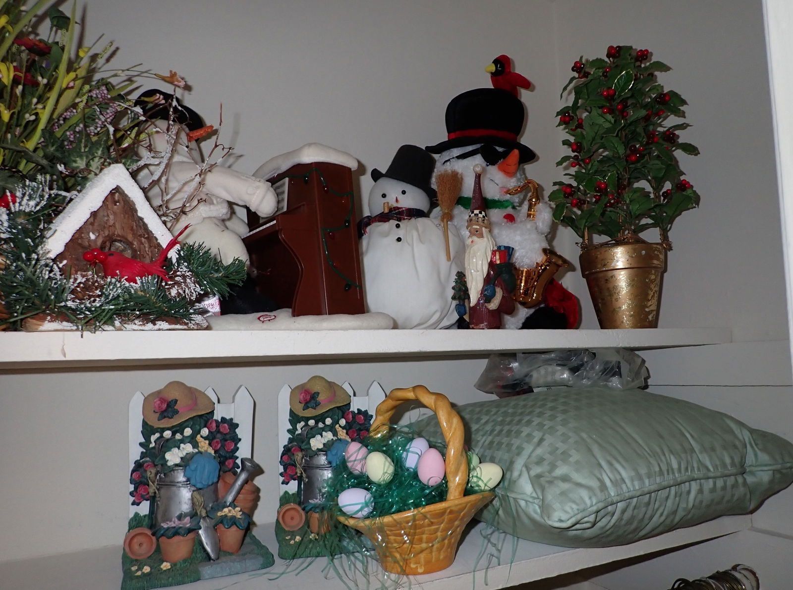 Christmas Decorations Sheets Pillows & Misc (1 of 8)