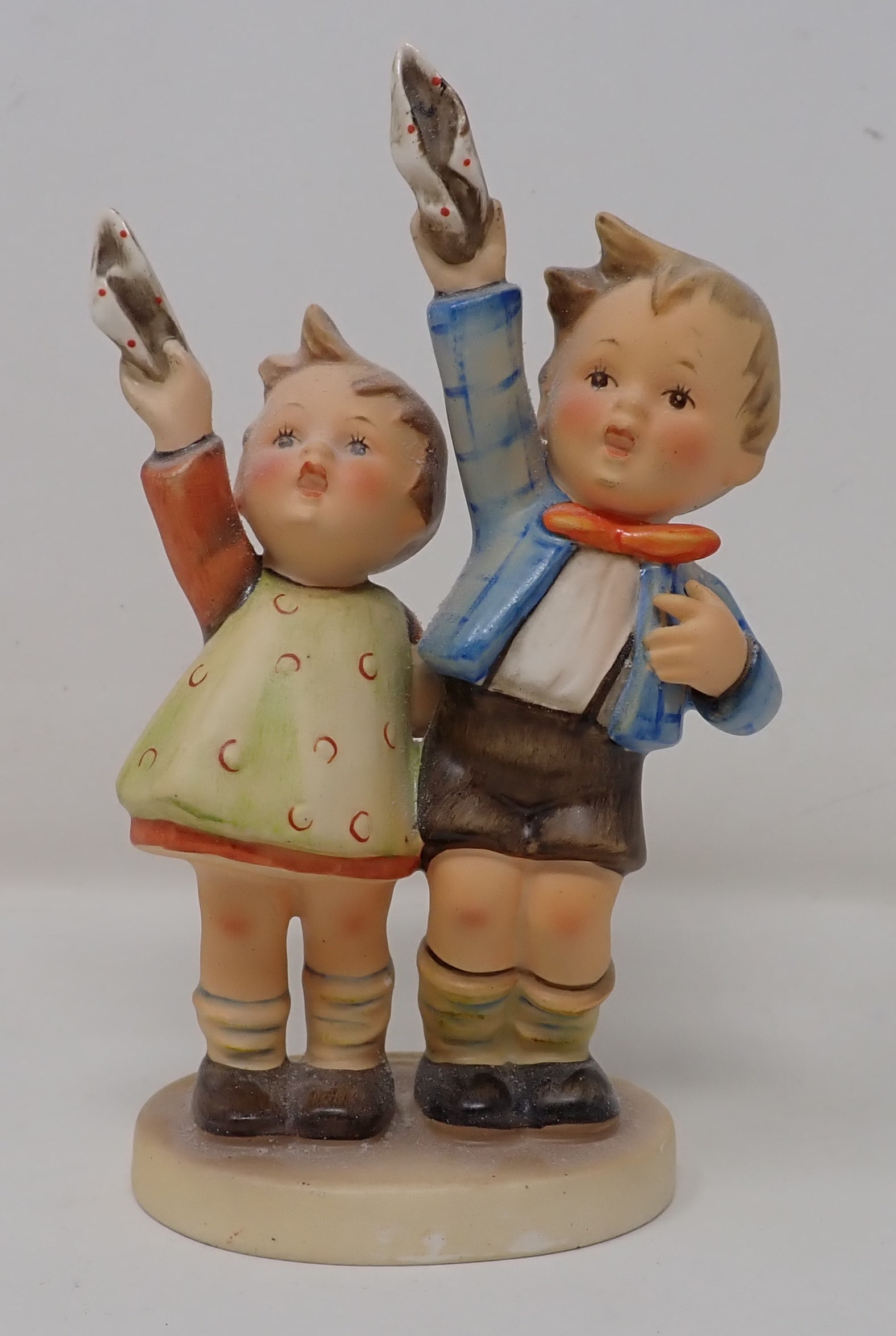 Hummel Figurine: Apprx 6" tall