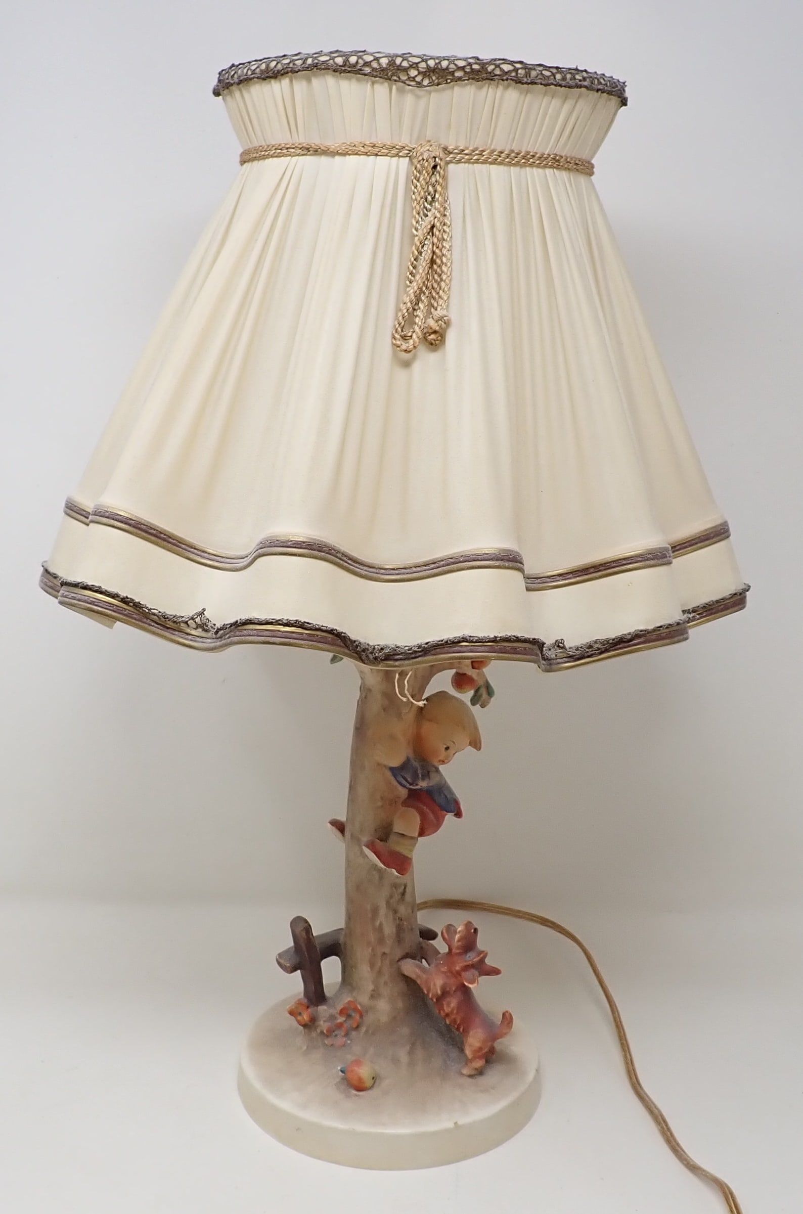 Hummel 44/A Appletree Boy Lamp (1 of 7)
