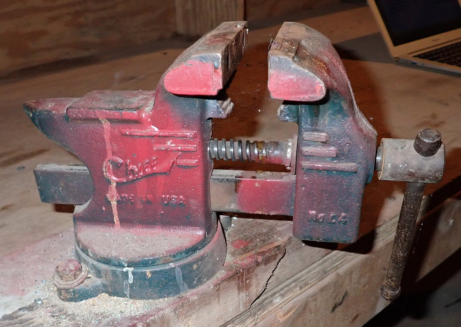 Chief Bench Vise: Approx 4" jaws. Buyer to remove from workbench. NO SHIPPING