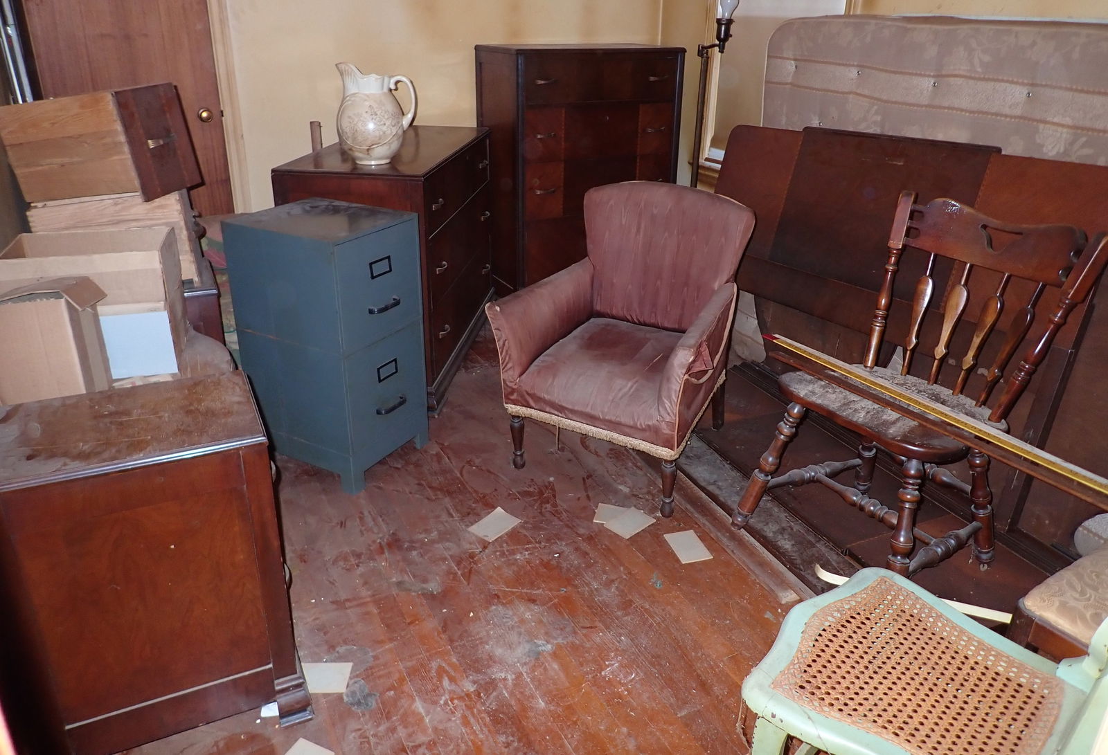 Depression Bedroom Set & Room Contents (1 of 8)