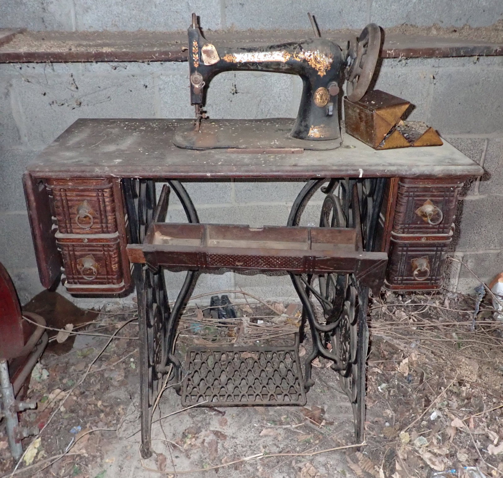 Singer Treadle Sewing Machine w/ Accessories (1 of 7)