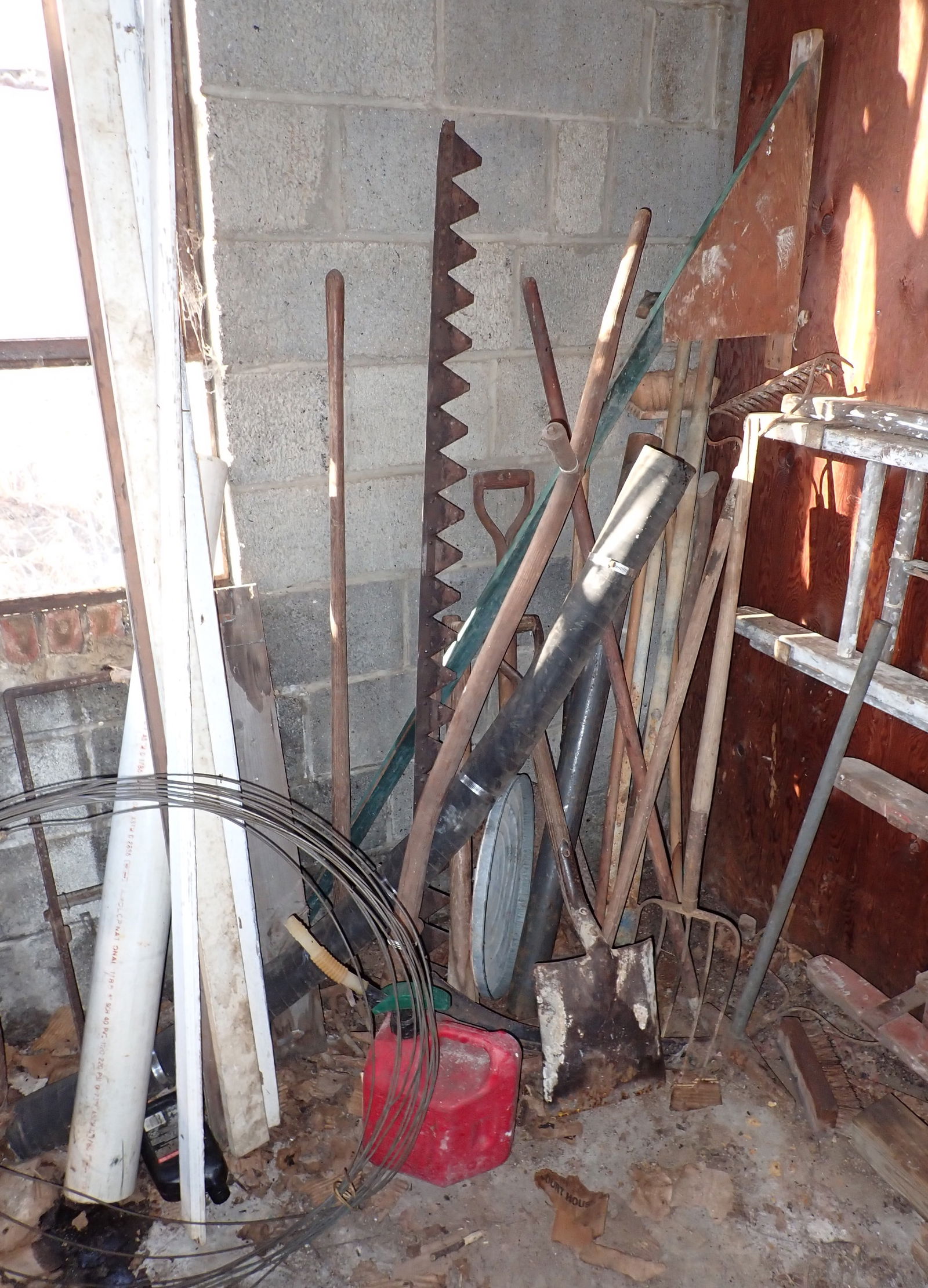 Garden Tools Saw Horse & Misc (1 of 4)