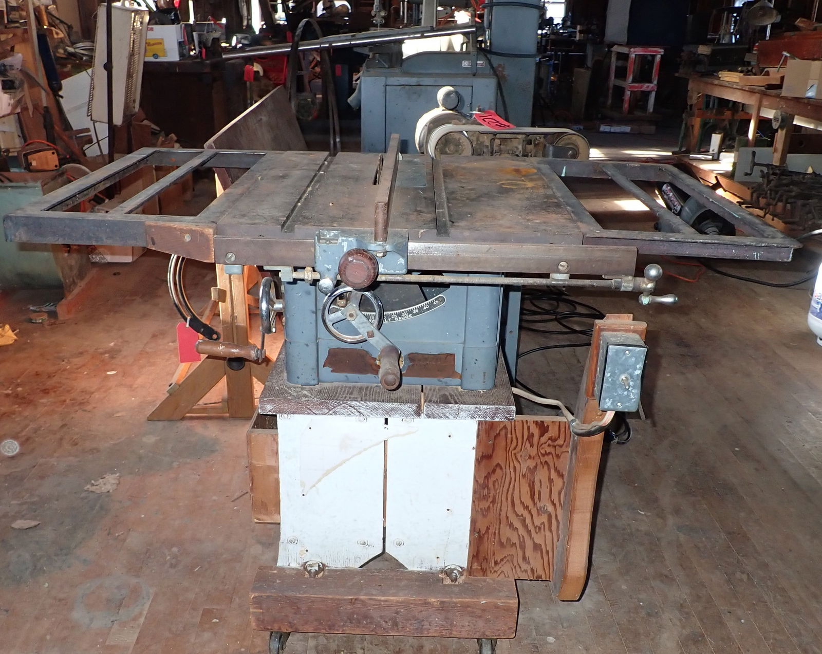 Atlas Table Saw: 240v , Table is approx 27" x 44 1/4". No shipping ! Bring proper help/equipment to load !