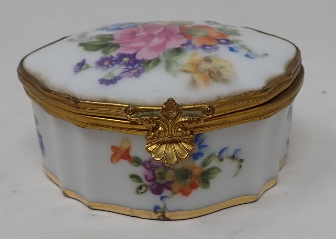 Porcelaine De Paris Trinket Box: Approx 2" x 2 3/8" x 1 1/4" tall.