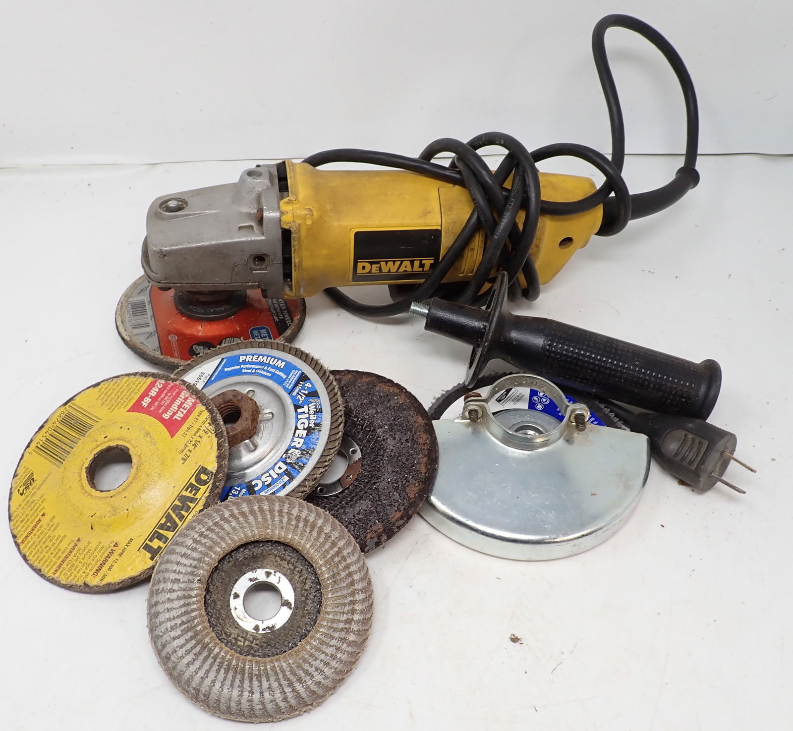 Dewalt 4 1/2" Angle Grinder DW402 (1 of 3)