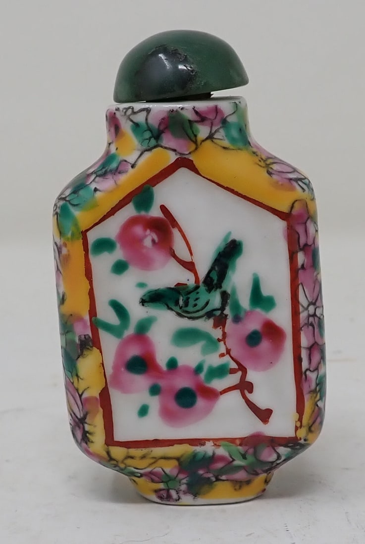 Chinese Snuff Bottle: Approx 2 1/2" tall