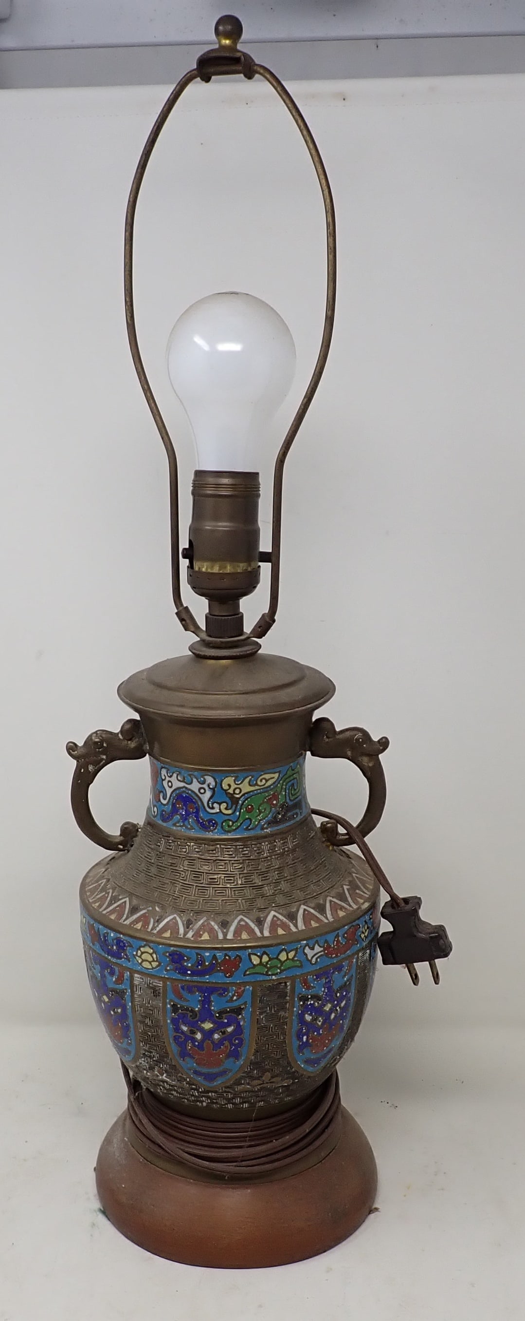 Asian Brass Enameled Lamp: Approx 6" in diameter and 23" tall. If shipping is needed, get a quote thru UPS Store 5528 BEFORE BIDDING !