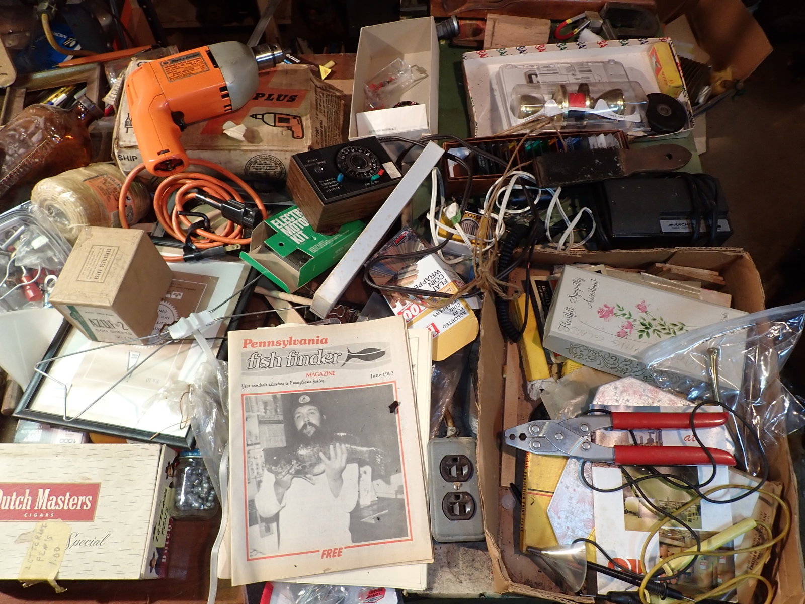 Contents of Desk: Does not include the drafting light ( that may be in photos). NO shipping