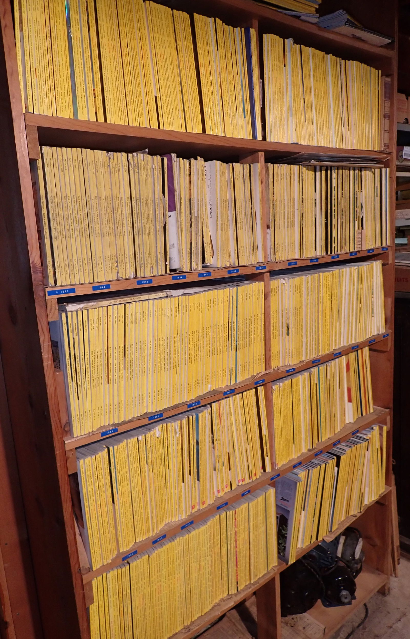 Large Lot of National Geographic Magazines (1 of 8)