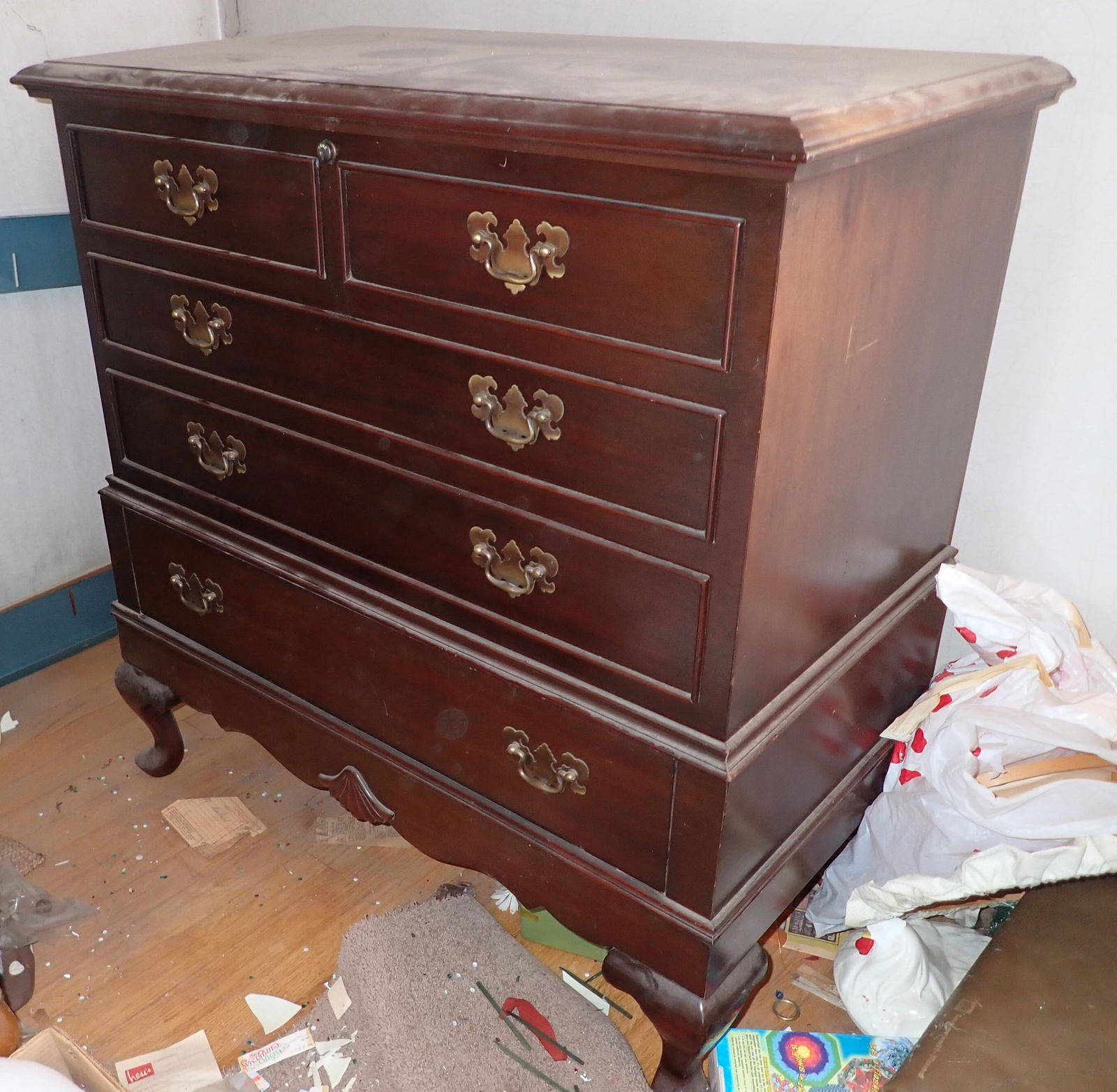 Queen Anne Style Lane Cedar Chest (1 of 6)