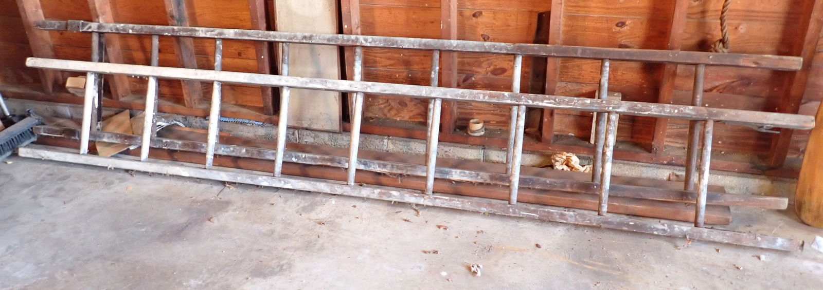 18' Wooden Extension Ladder (1 of 2)